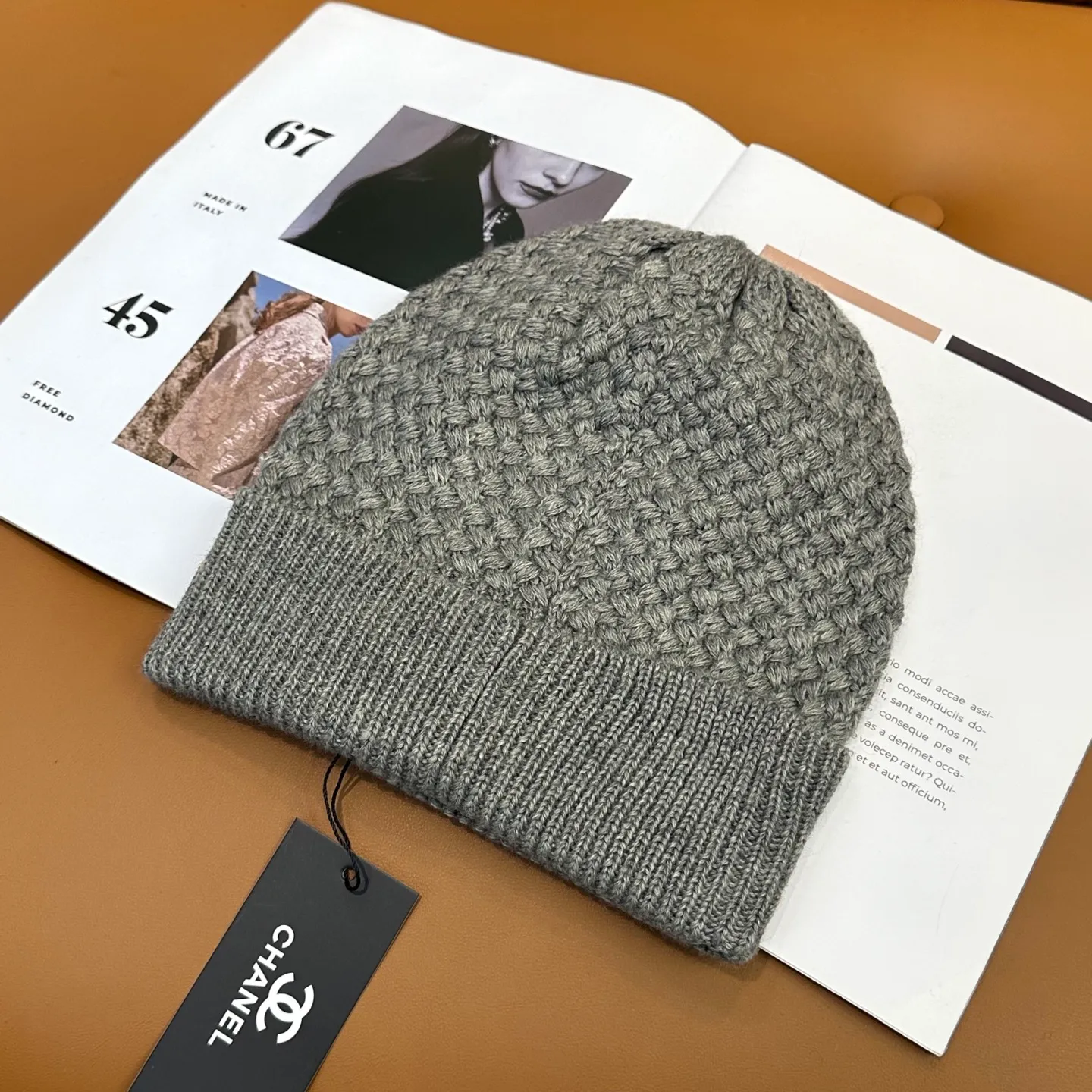 P70 Chanel official website quality Chanel autumn and winter fashion blogger recommended knitted hat, which hides a quiet sense of luxury. Every line is neat and generous, simple but not simple, generous and stylish. Every detail shows high-end taste, and the sense of fashion becomes more and more intriguing in the restraint.