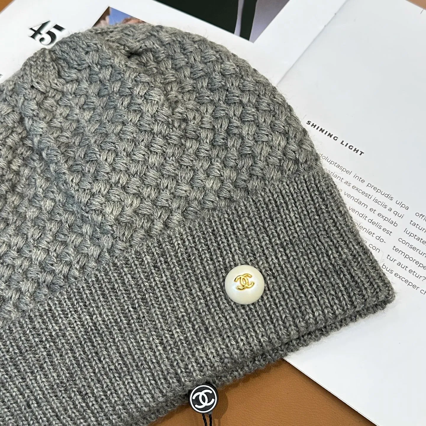 P70 Chanel official website quality Chanel autumn and winter fashion blogger recommended knitted hat, which hides a quiet sense of luxury. Every line is neat and generous, simple but not simple, generous and stylish. Every detail shows high-end taste, and the sense of fashion becomes more and more intriguing in the restraint.