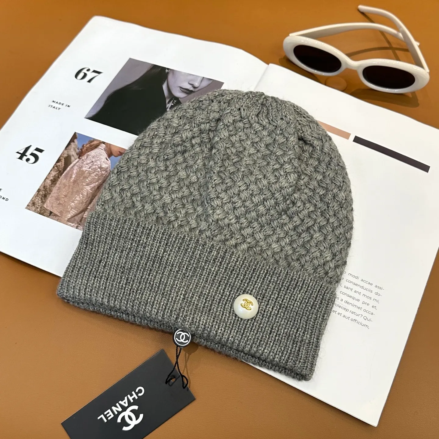 P70 Chanel official website quality Chanel autumn and winter fashion blogger recommended knitted hat, which hides a quiet sense of luxury. Every line is neat and generous, simple but not simple, generous and stylish. Every detail shows high-end taste, and the sense of fashion becomes more and more intriguing in the restraint.