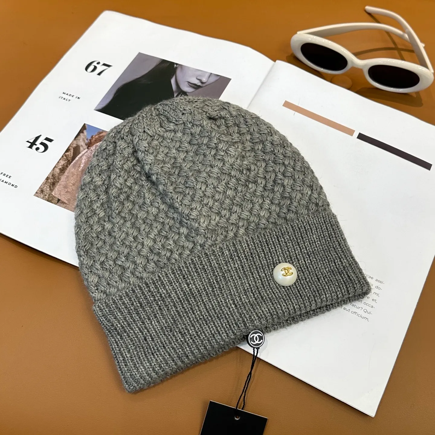 P70 Chanel official website quality Chanel autumn and winter fashion blogger recommended knitted hat, which hides a quiet sense of luxury. Every line is neat and generous, simple but not simple, generous and stylish. Every detail shows high-end taste, and the sense of fashion becomes more and more intriguing in the restraint.
