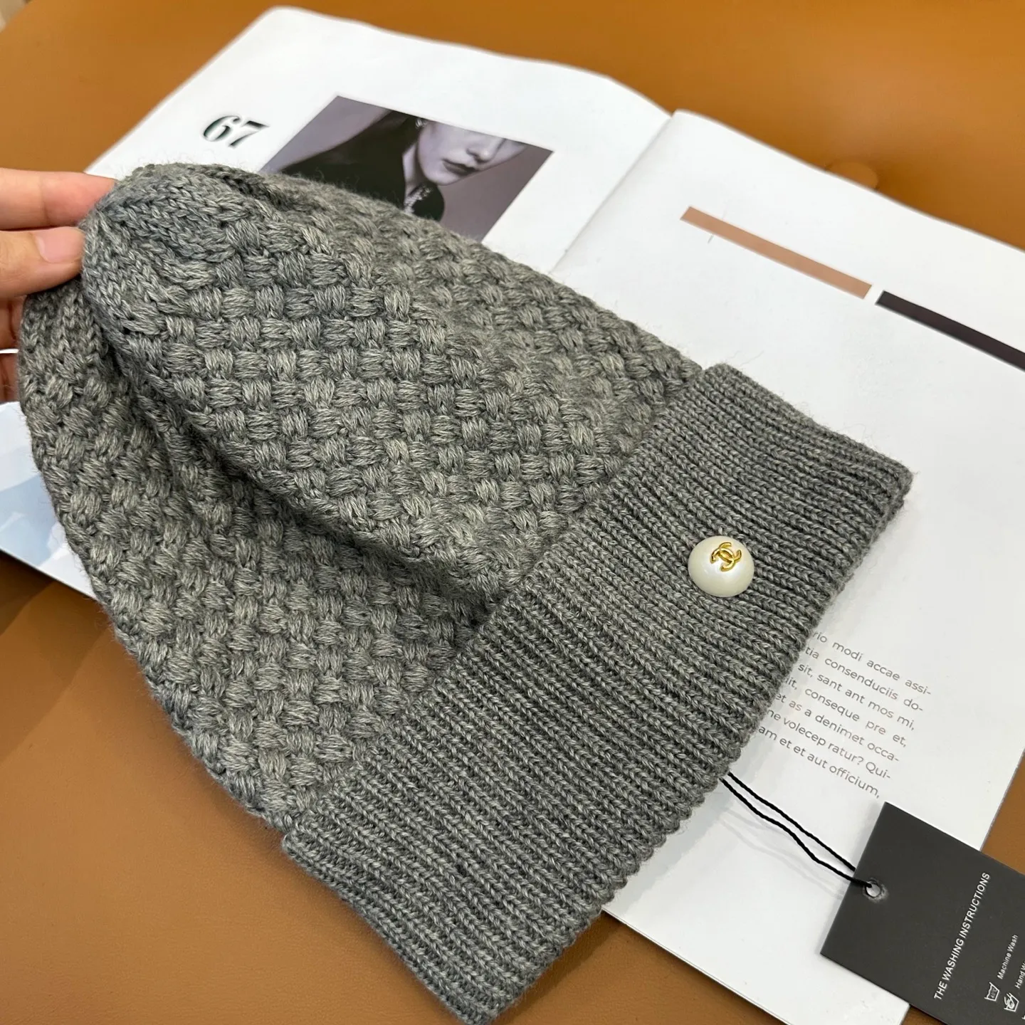 P70 Chanel official website quality Chanel autumn and winter fashion blogger recommended knitted hat, which hides a quiet sense of luxury. Every line is neat and generous, simple but not simple, generous and stylish. Every detail shows high-end taste, and the sense of fashion becomes more and more intriguing in the restraint.