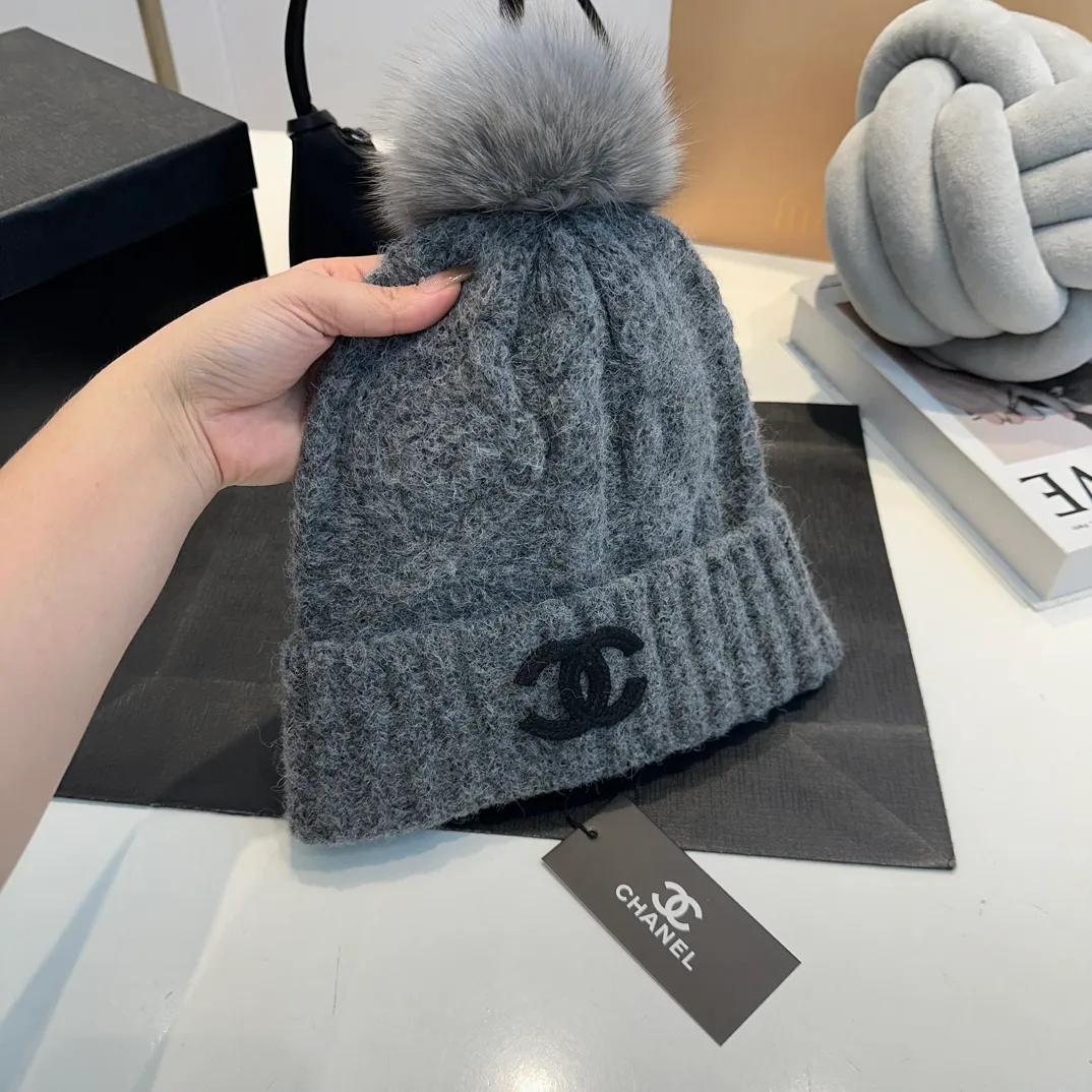 P90 CHANEL Chanel Orphan Fur Ball Autumn and Winter New Big Brand Wool Knitted Beanie One-size-fits-all, complete with tags ~ Very easy to match when out on the street!