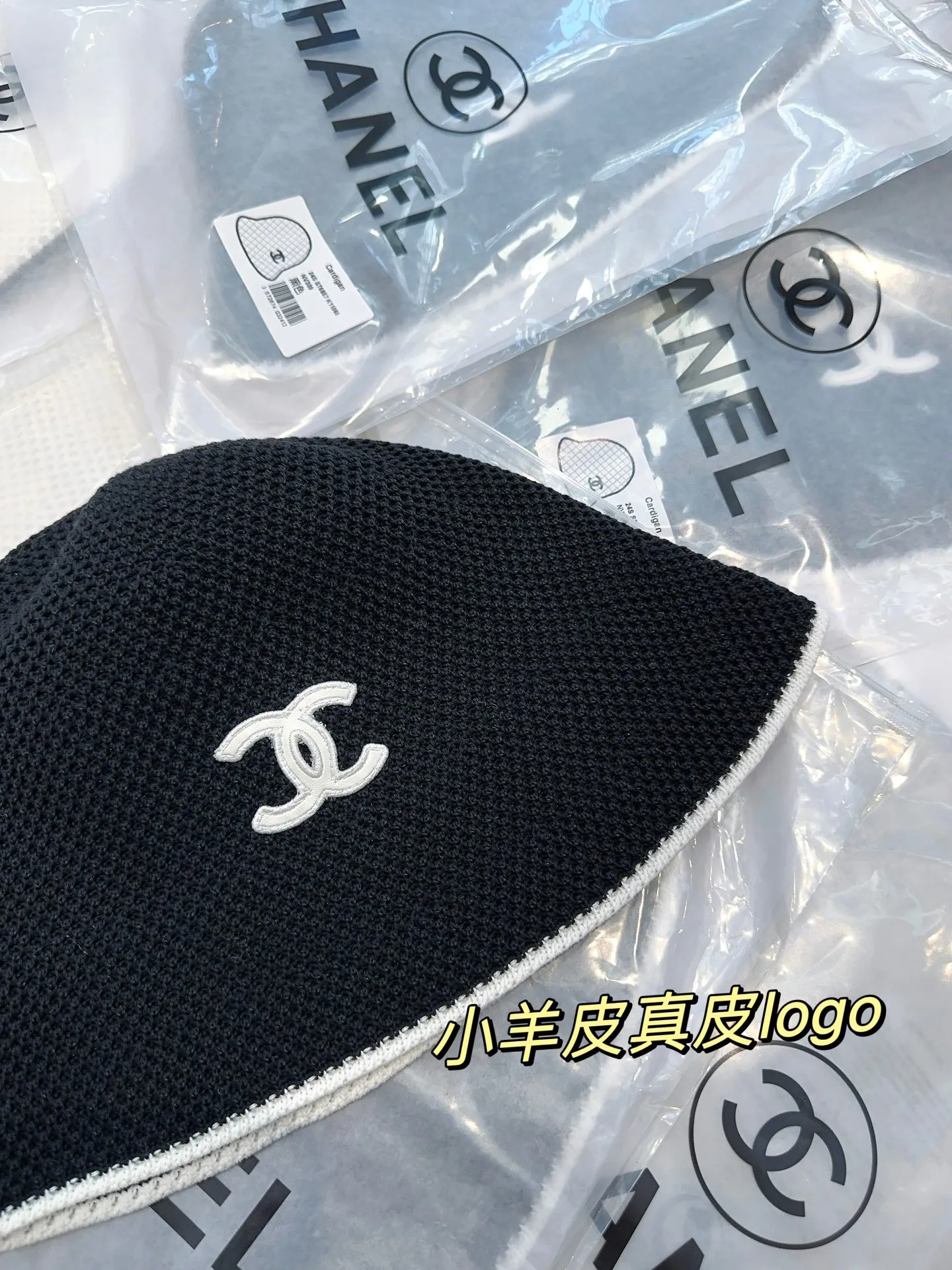 Hot 🔥The fashionable little item on the Internet is here, the Chanel 25c bucket hat, versatile colors + genuine lambskin logo. It’s really textured, and the key point is that it looks super good when worn. It’s super eye-catching, French style for ladies, can be worn in all seasons 👍👍👍 Foldable and storage