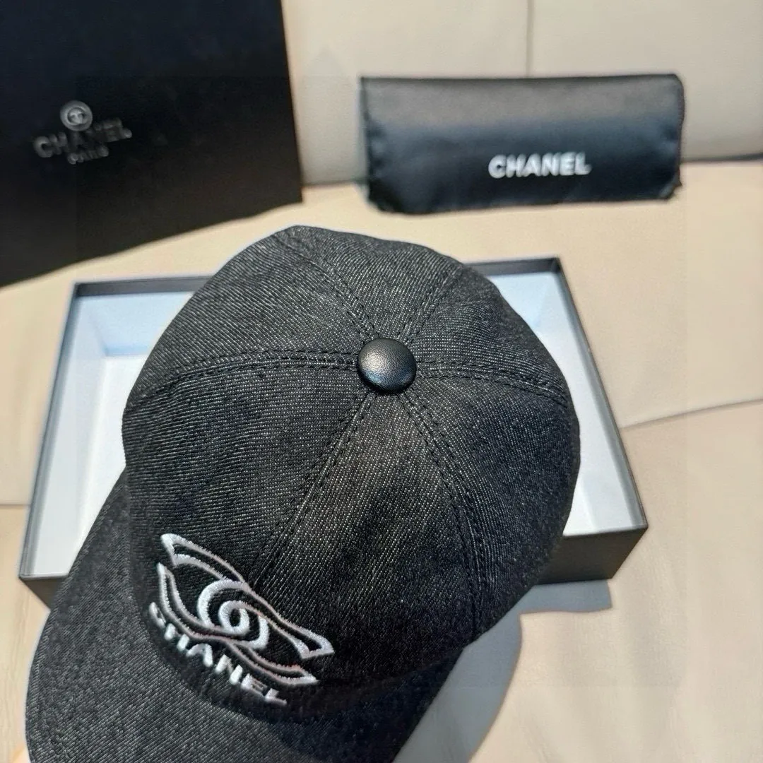 p90, Chanel's new original baseball cap, denim double C embroidery, 1:1 mold opening and customization at the counter, original denim fabric + first-layer cowhide, light and breathable! The quality is great, the basic head circumference is 56cm, and the patch is adjustable.