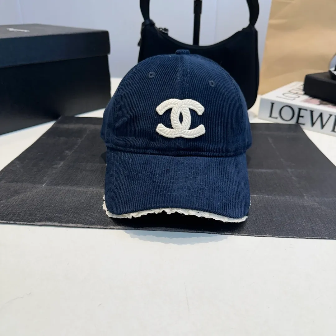 P70 Chanel's new autumn corduroy baseball cap 🧢 The colors of the small label are really eye-catching. The soft-top design of the entire hat fits perfectly on the head and is very comfortable. The color and texture are relatively retro and very versatile. Highly recommended. A must-have item for everyone✔️✔️