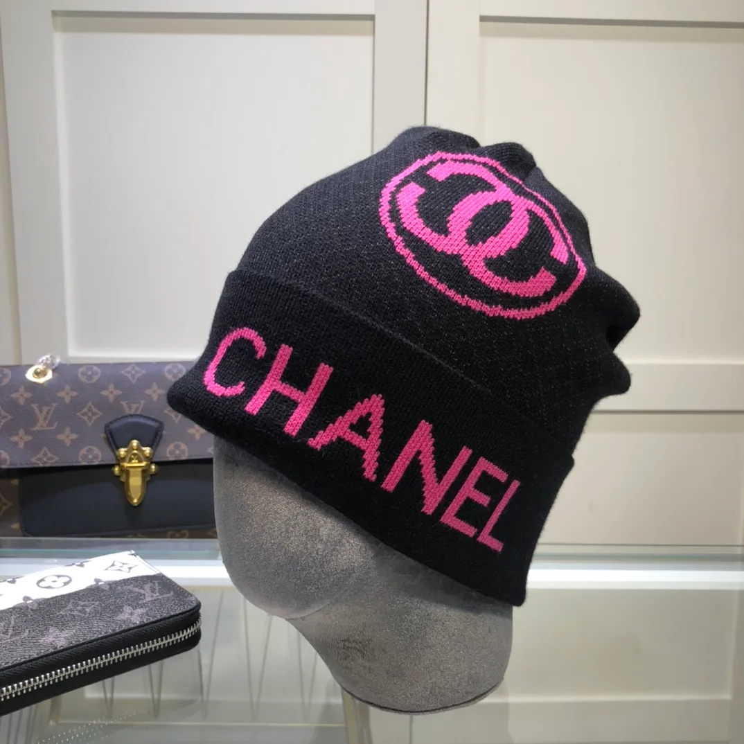 P70 comes with dust bag. CHANEL🎩cashmere wool quality knitted hat, fashionable, good quality, high-end, super soft! Super hot💖The texture is great and it’s great to match when out on the street! Fashion trends! A must-have item for autumn and winter, get it now!