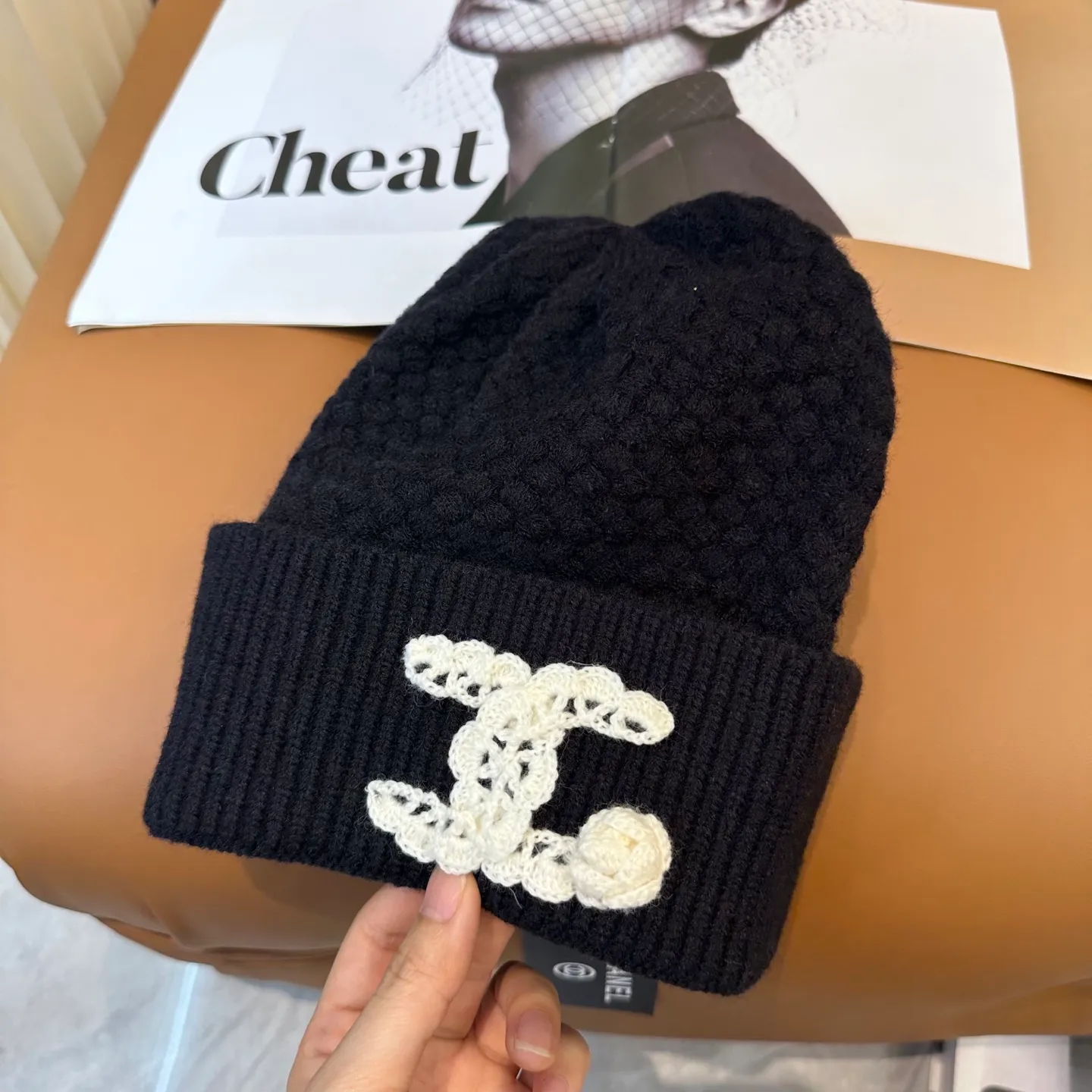 P70 Chanel official website quality Chanel autumn and winter knitted hat recommended by internet celebrity fashion bloggers. It hides a quiet sense of high-end. Every line is neat and elegant, simple but not simple, generous but not out of style. Every detail shows high-end taste, and the sense of fashion becomes more and more intriguing in the restraint.