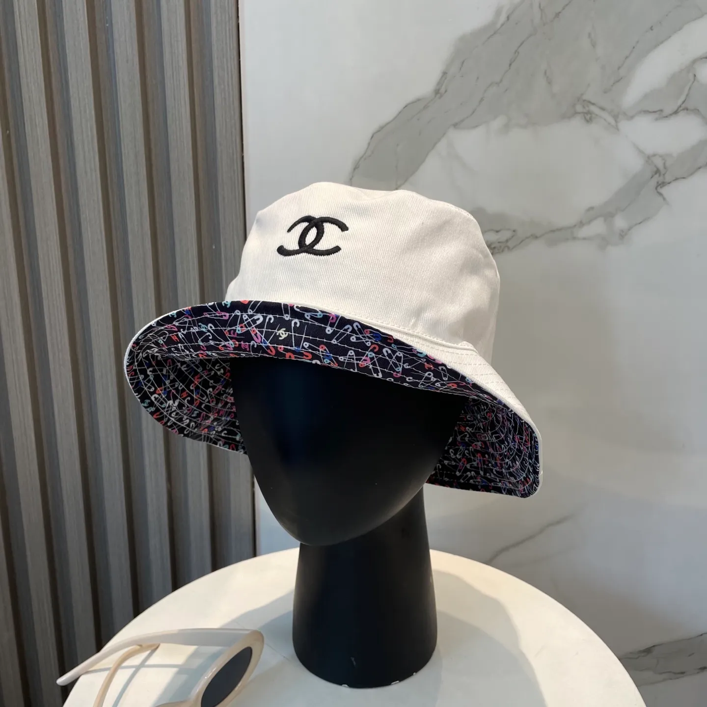 P96 Chanel (Chanel) counter new double-sided embroidered fisherman hat 1:1 mold customization, three-dimensional embroidery, exquisite and flawless! 100% pure cotton fabric, original factory quality, exclusive physical photography.