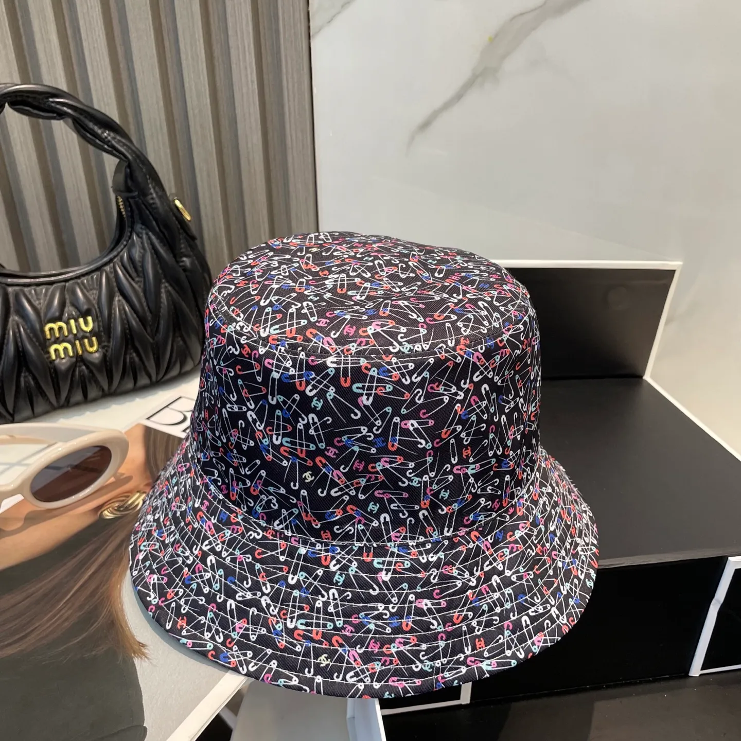 P96 Chanel (Chanel) counter new double-sided embroidered fisherman hat 1:1 mold customization, three-dimensional embroidery, exquisite and flawless! 100% pure cotton fabric, original factory quality, exclusive physical photography.