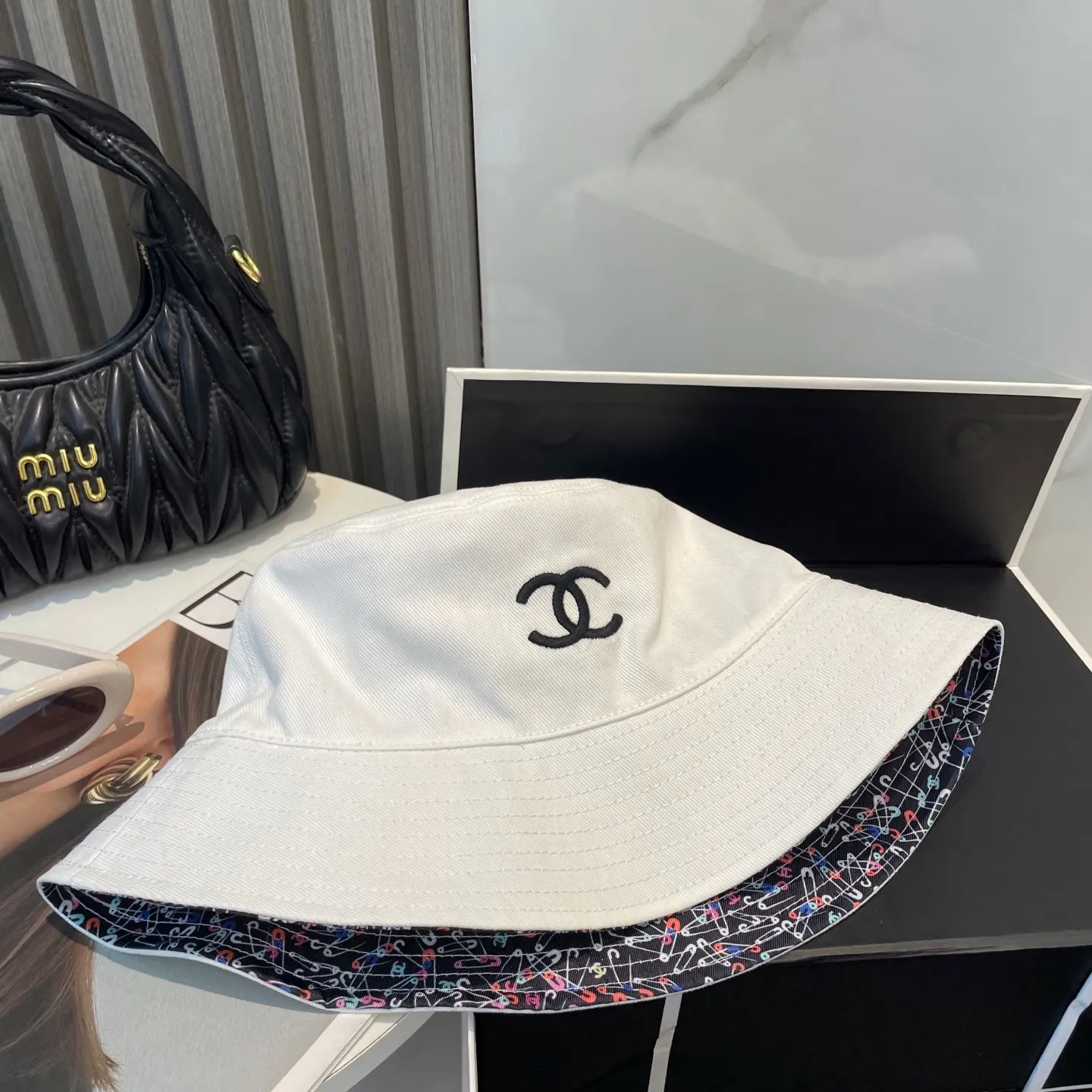 P96 Chanel (Chanel) counter new double-sided embroidered fisherman hat 1:1 mold customization, three-dimensional embroidery, exquisite and flawless! 100% pure cotton fabric, original factory quality, exclusive physical photography.