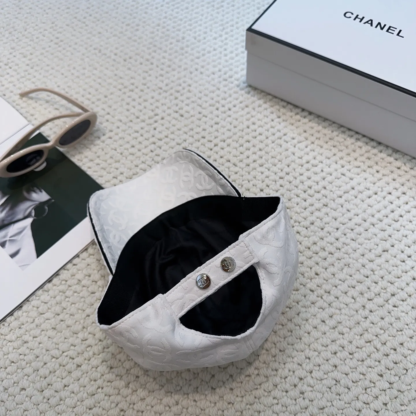 P96 Chanel's new baseball cap 🧢High quality 1:1 replica, customized front fabric canvas jacquard. High-end customized model, irresistible presbyopic canvas, very flattering and small, you can enter it with your eyes closed, I give it 100 points for the quality!