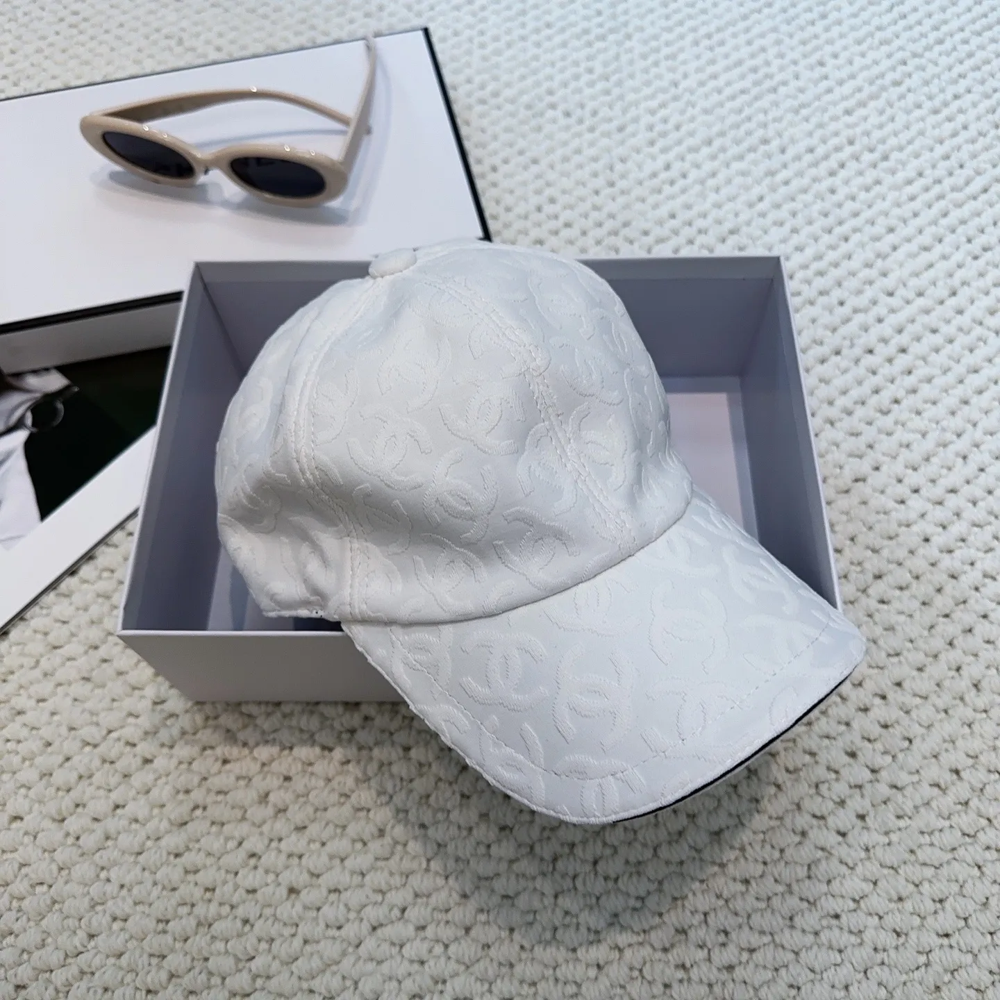 P96 Chanel's new baseball cap 🧢High quality 1:1 replica, customized front fabric canvas jacquard. High-end customized model, irresistible presbyopic canvas, very flattering and small, you can enter it with your eyes closed, I give it 100 points for the quality!