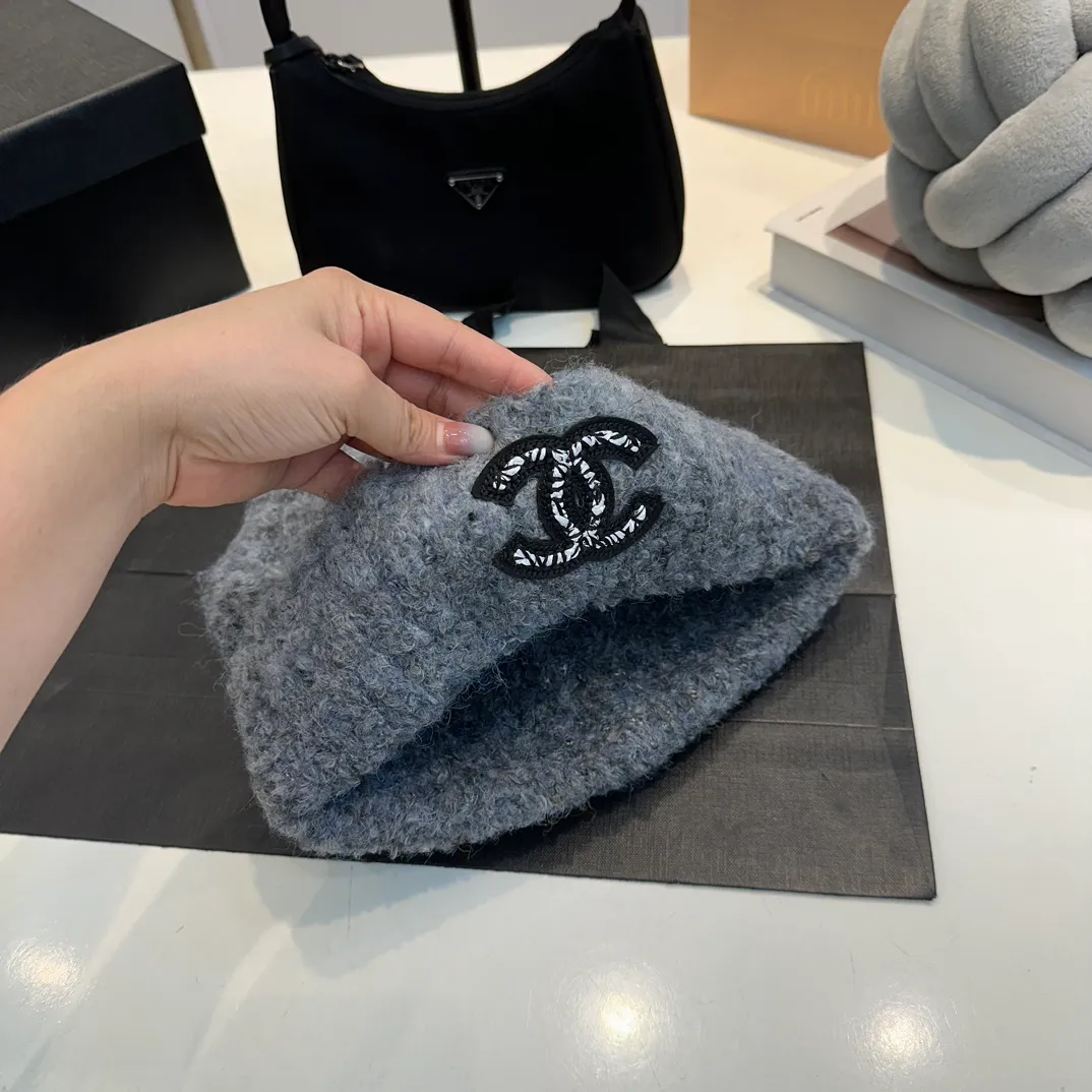 P60 new winter Chanel tie-dye earth color beanie hat. The material is good and very thick. It is the recently popular Maillard color. This color is mainly white and very good. 👍