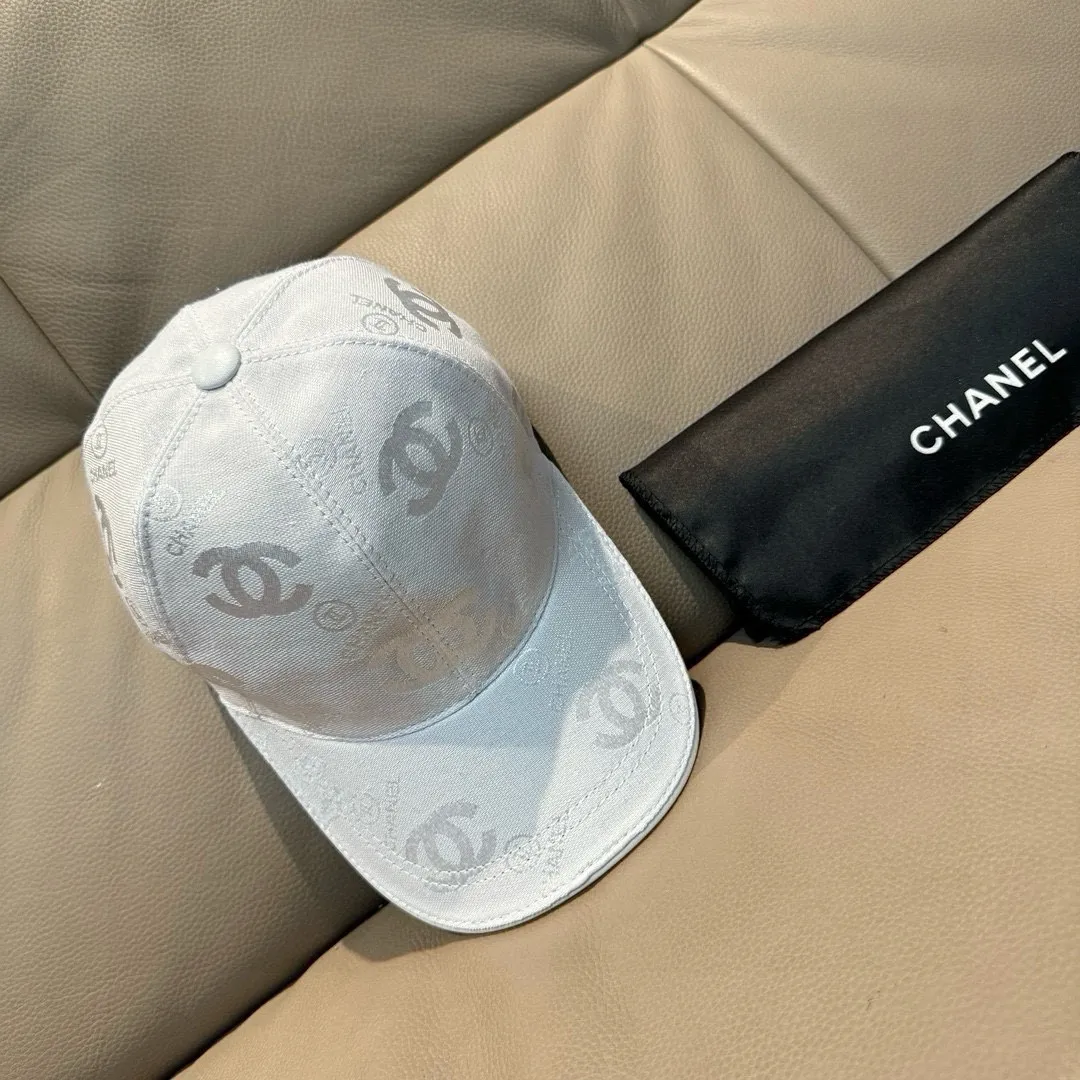 p90., Chanel (Chanel) classic original baseball cap, classic double C, 1:1 mold opening and customization at the counter, original canvas fabric + first layer of cowhide, light and breathable! The quality is great, the basic head circumference is 56cm, and the patch is adjustable.