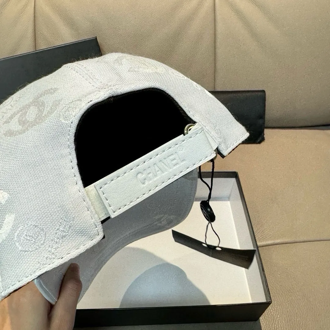 p90., Chanel (Chanel) classic original baseball cap, classic double C, 1:1 mold opening and customization at the counter, original canvas fabric + first layer of cowhide, light and breathable! The quality is great, the basic head circumference is 56cm, and the patch is adjustable.