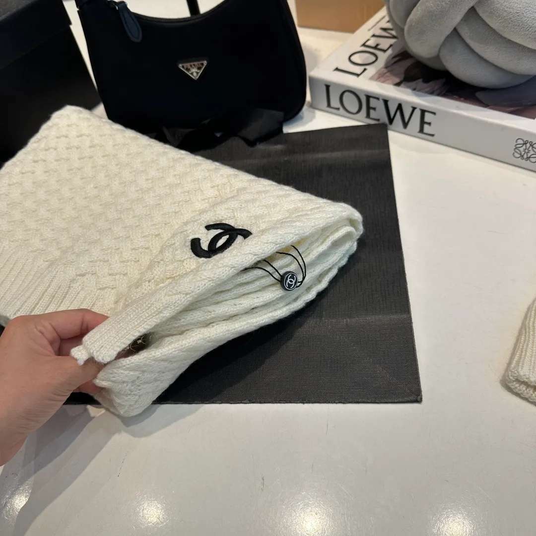 P280 Chane*🆕Chanel 25N new ski series wool hat, hat, scarf set, the popular Lei Feng hat on the Internet, black and white, versatile and cool, can be worn by men and women as a couple, warm and good-looking, a must-have