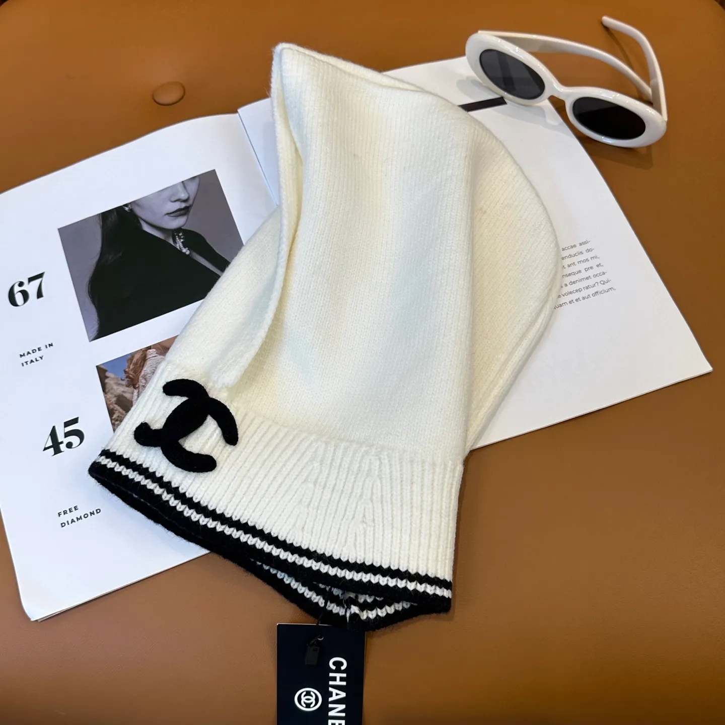 P66 Chanel Sisters, do you all have the Chanel 25b balaclava? 🤭, I checked the outfits of the little sisters in Xiaohongshu and really like them. It looks great when stacked with a peaked hat, or it is also good to use as a scarf. I love it 😍
