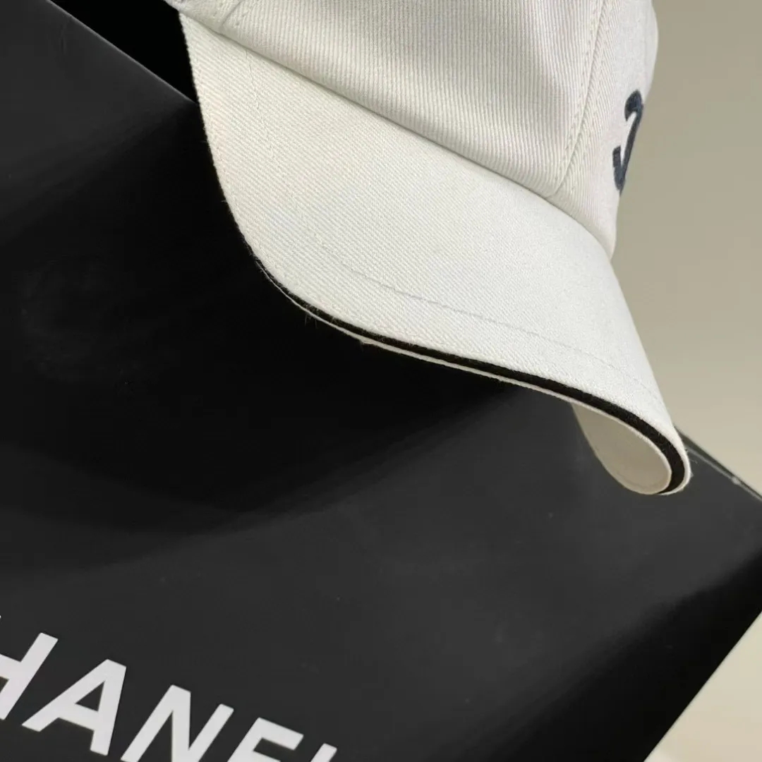 The P90 Chanel baseball cap is really amazing! New colors: Olive green is full of vitality, khaki is gentle and versatile, and the simple tones are perfect for daily outings~ The iconic double C logo is low-key and luxurious, and the exquisite embroidery highlights the quality. Wear it casually and you will instantly feel fashionable. Who wouldn’t love it?