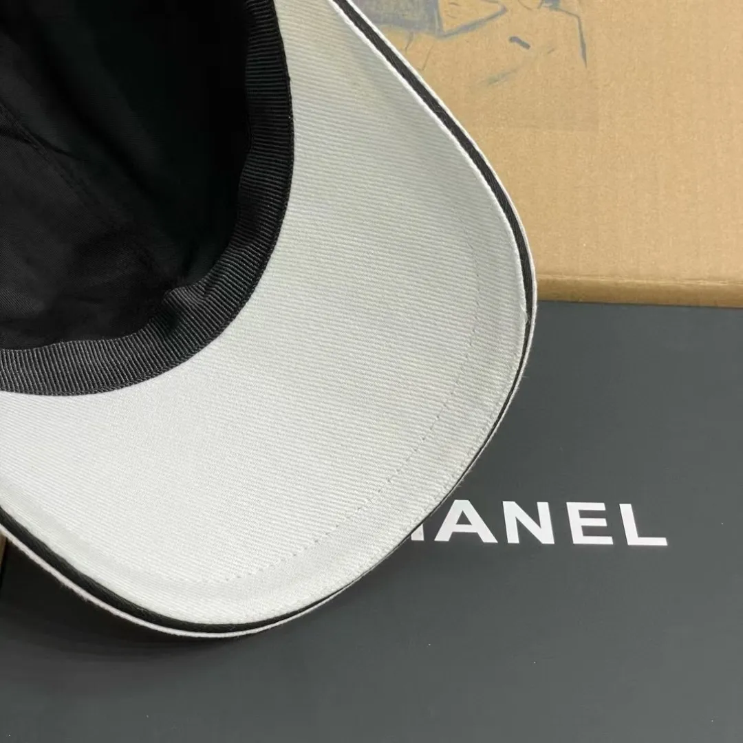 The P90 Chanel baseball cap is really amazing! New colors: Olive green is full of vitality, khaki is gentle and versatile, and the simple tones are perfect for daily outings~ The iconic double C logo is low-key and luxurious, and the exquisite embroidery highlights the quality. Wear it casually and you will instantly feel fashionable. Who wouldn’t love it?