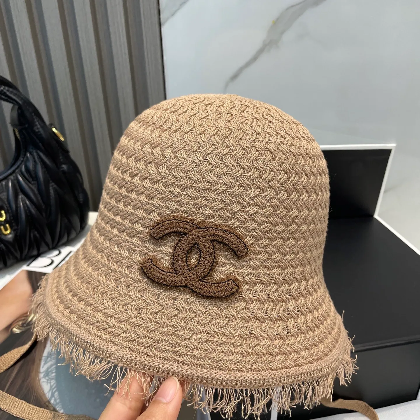 P80 CHANEL's new knitted basin hat, made of high density, a super tasteful knitted hat ~ the first choice for going out on the street! The shape of the hat is super nice, the color is perfect, and it’s light to carry! A must-have for little fairies🧚Head circumference 57cm