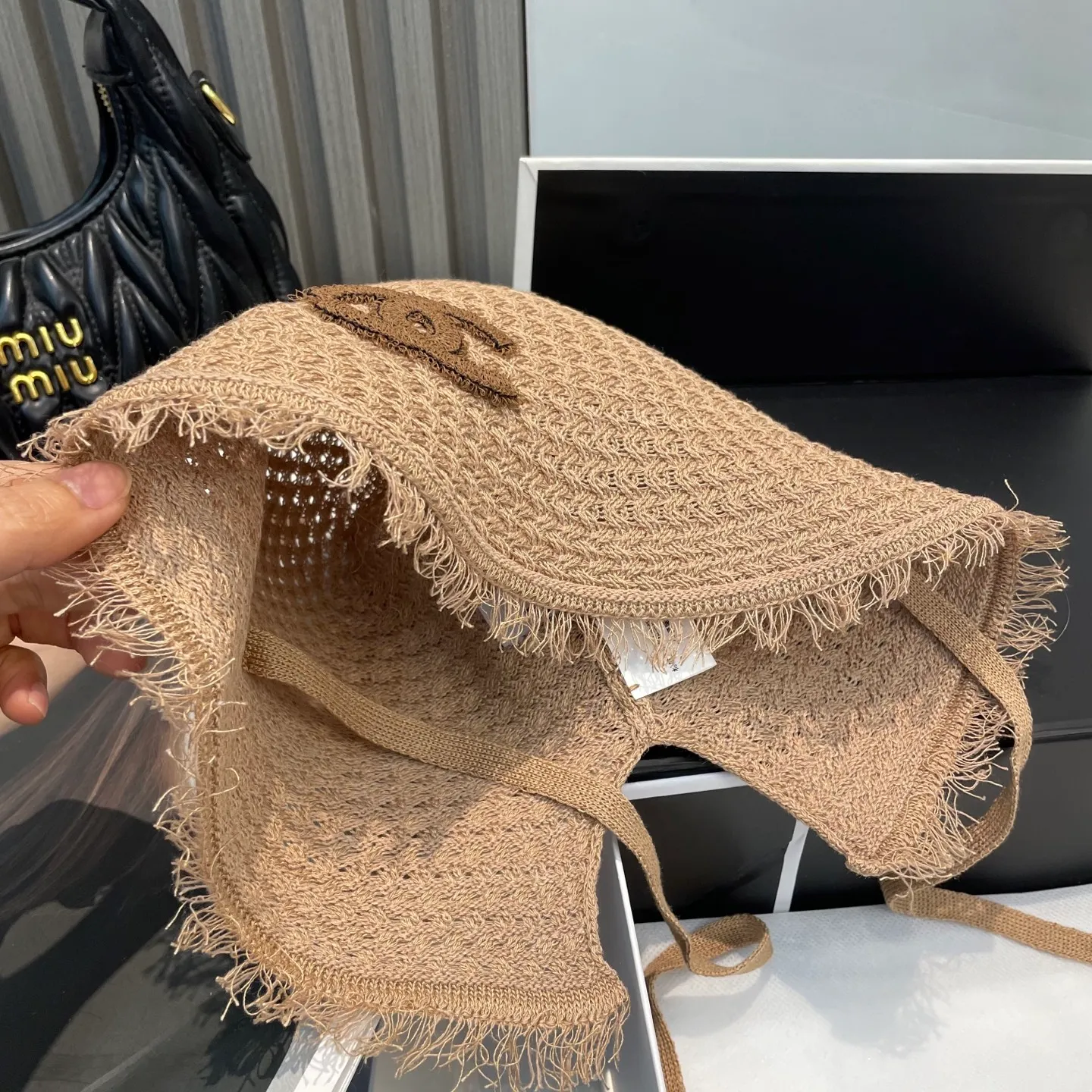 P80 CHANEL's new knitted basin hat, made of high density, a super tasteful knitted hat ~ the first choice for going out on the street! The shape of the hat is super nice, the color is perfect, and it’s light to carry! A must-have for little fairies🧚Head circumference 57cm