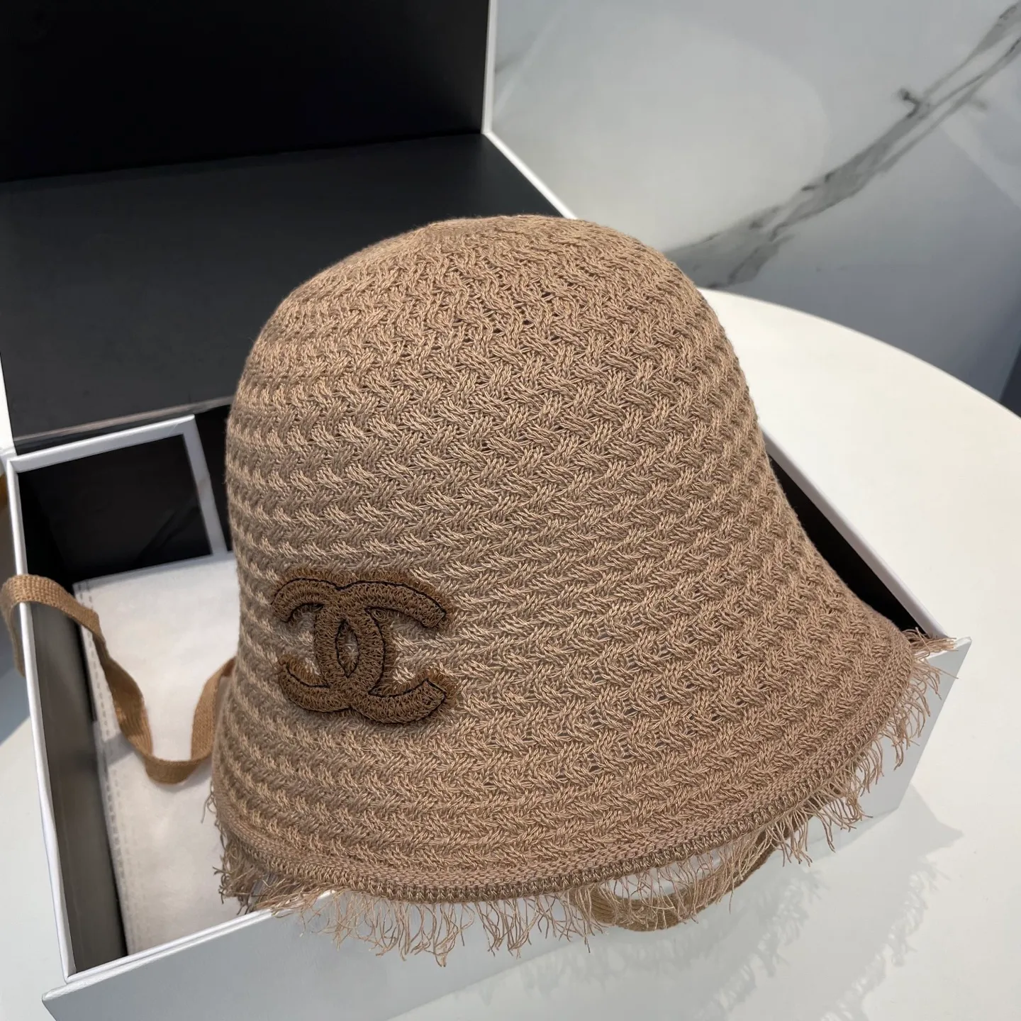 P80 CHANEL's new knitted basin hat, made of high density, a super tasteful knitted hat ~ the first choice for going out on the street! The shape of the hat is super nice, the color is perfect, and it’s light to carry! A must-have for little fairies🧚Head circumference 57cm