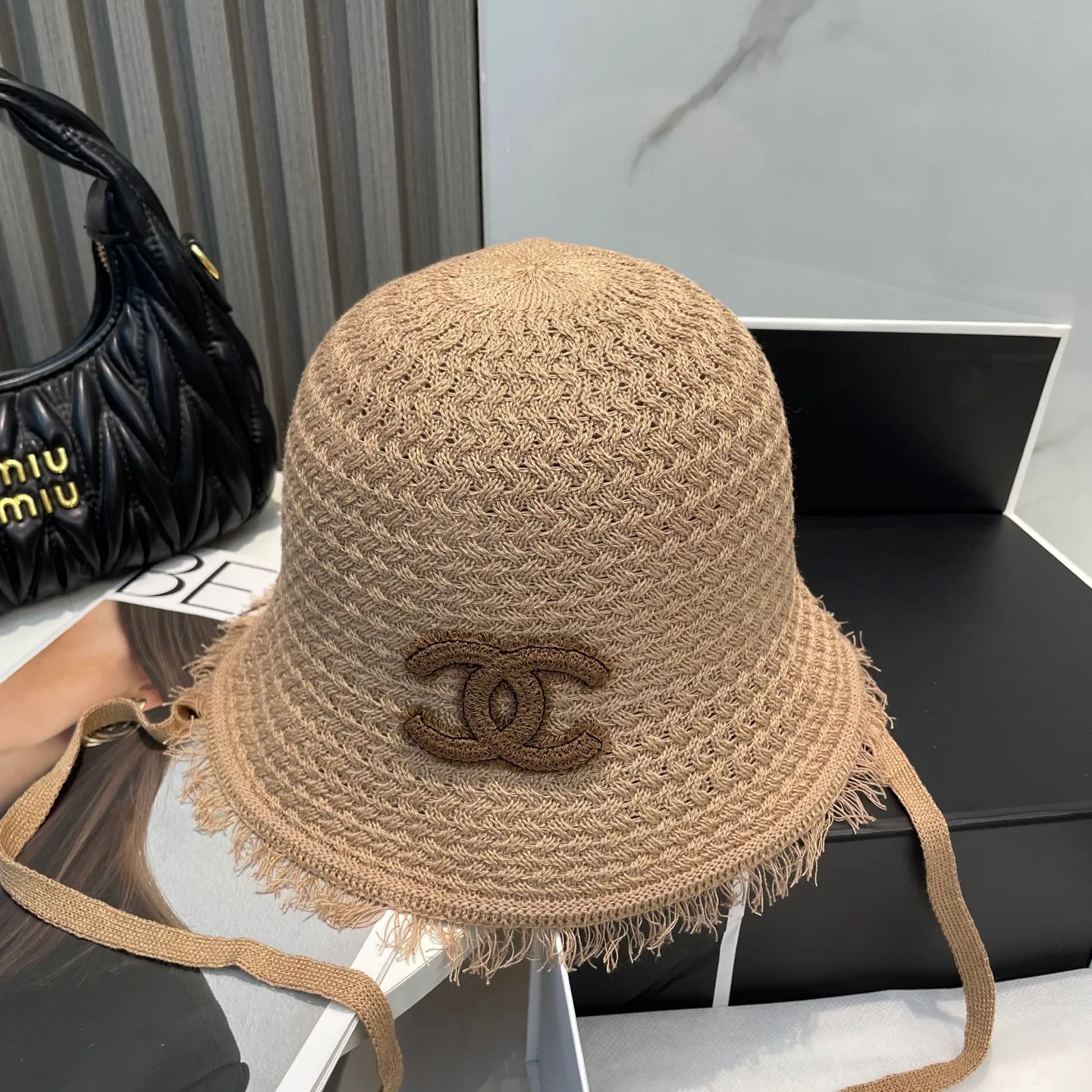 P80 CHANEL's new knitted basin hat, made of high density, a super tasteful knitted hat ~ the first choice for going out on the street! The shape of the hat is super nice, the color is perfect, and it’s light to carry! A must-have for little fairies🧚Head circumference 57cm