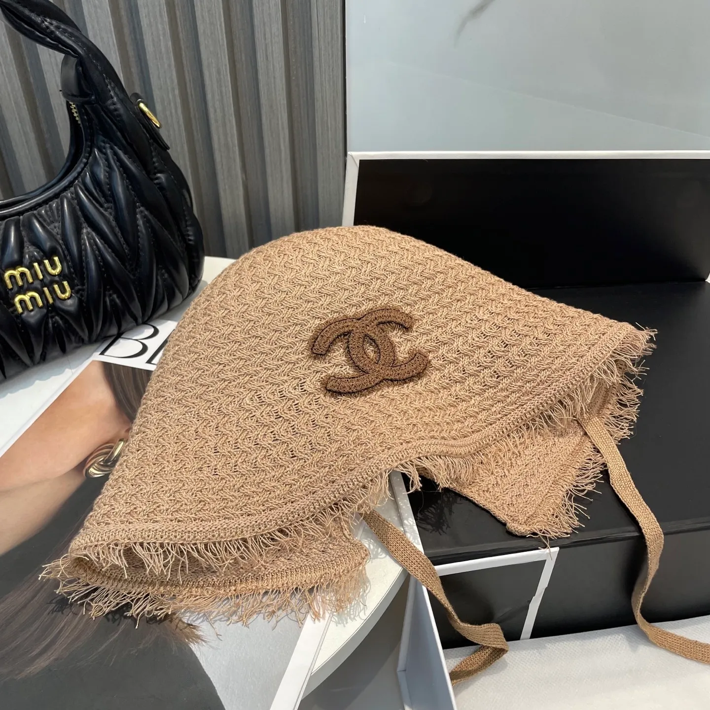 P80 CHANEL's new knitted basin hat, made of high density, a super tasteful knitted hat ~ the first choice for going out on the street! The shape of the hat is super nice, the color is perfect, and it’s light to carry! A must-have for little fairies🧚Head circumference 57cm