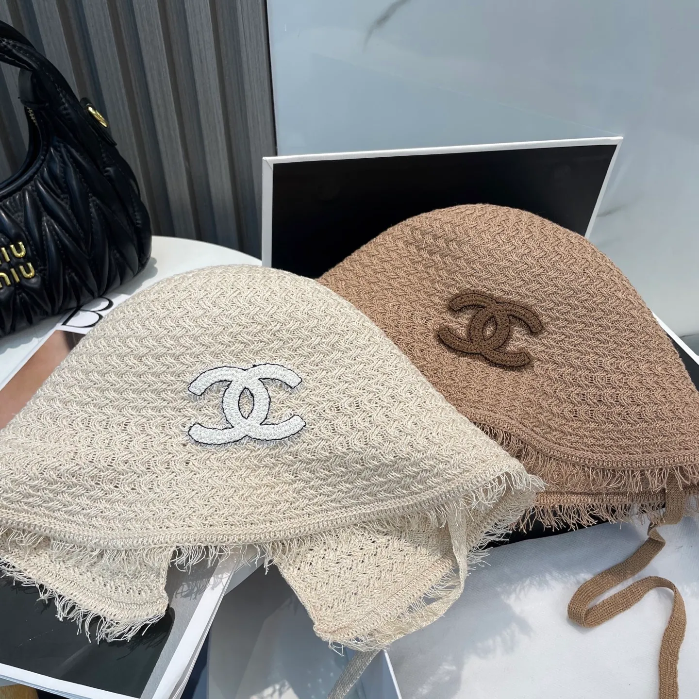 P80 CHANEL's new knitted basin hat, made of high density, a super tasteful knitted hat ~ the first choice for going out on the street! The shape of the hat is super nice, the color is perfect, and it’s light to carry! A must-have for little fairies🧚Head circumference 57cm