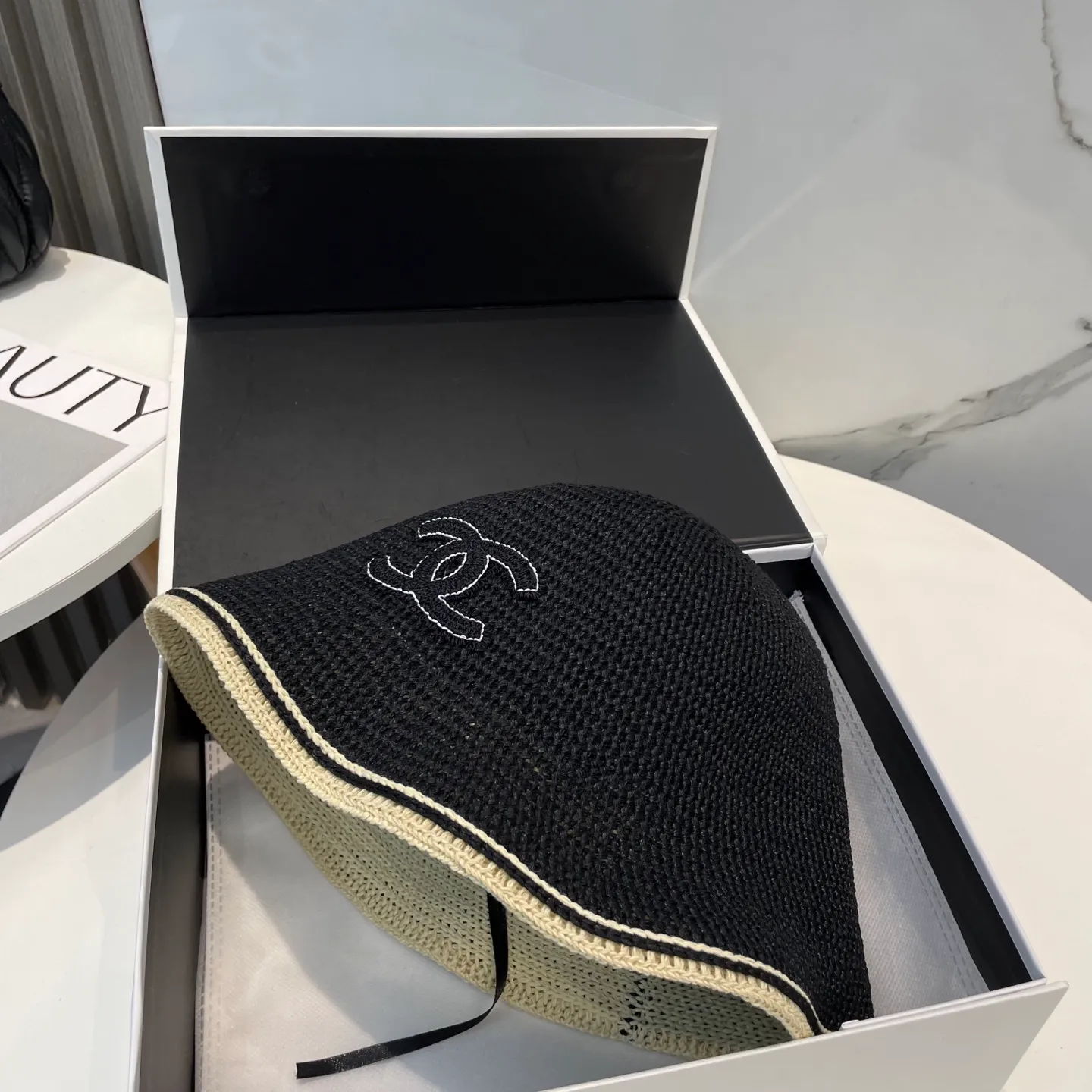 P76 CHANEL's new knitted basin hat, made of high density, a super tasteful knitted hat ~ the first choice for going out on the street! The shape of the hat is super nice, the color is perfect, and it’s light to carry! A must-have for little fairies🧚Head circumference 57cm
