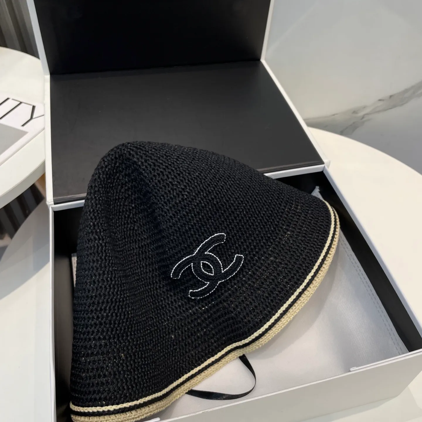 P76 CHANEL's new knitted basin hat, made of high density, a super tasteful knitted hat ~ the first choice for going out on the street! The shape of the hat is super nice, the color is perfect, and it’s light to carry! A must-have for little fairies🧚Head circumference 57cm