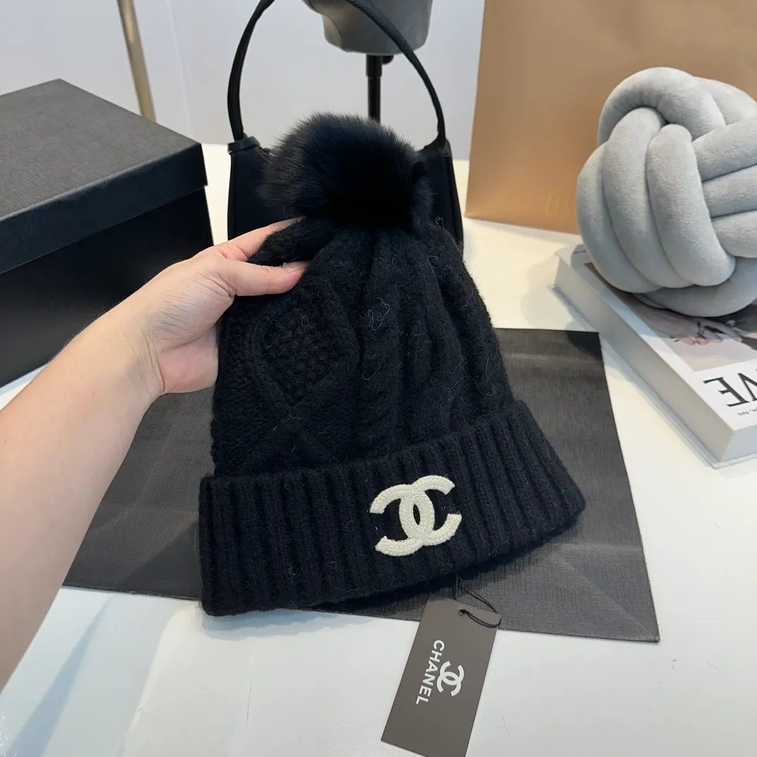 P90 CHANEL Chanel Orphan Fur Ball Autumn and Winter New Big Brand Wool Knitted Beanie One-size-fits-all, complete with tags ~ Very easy to match when out on the street!