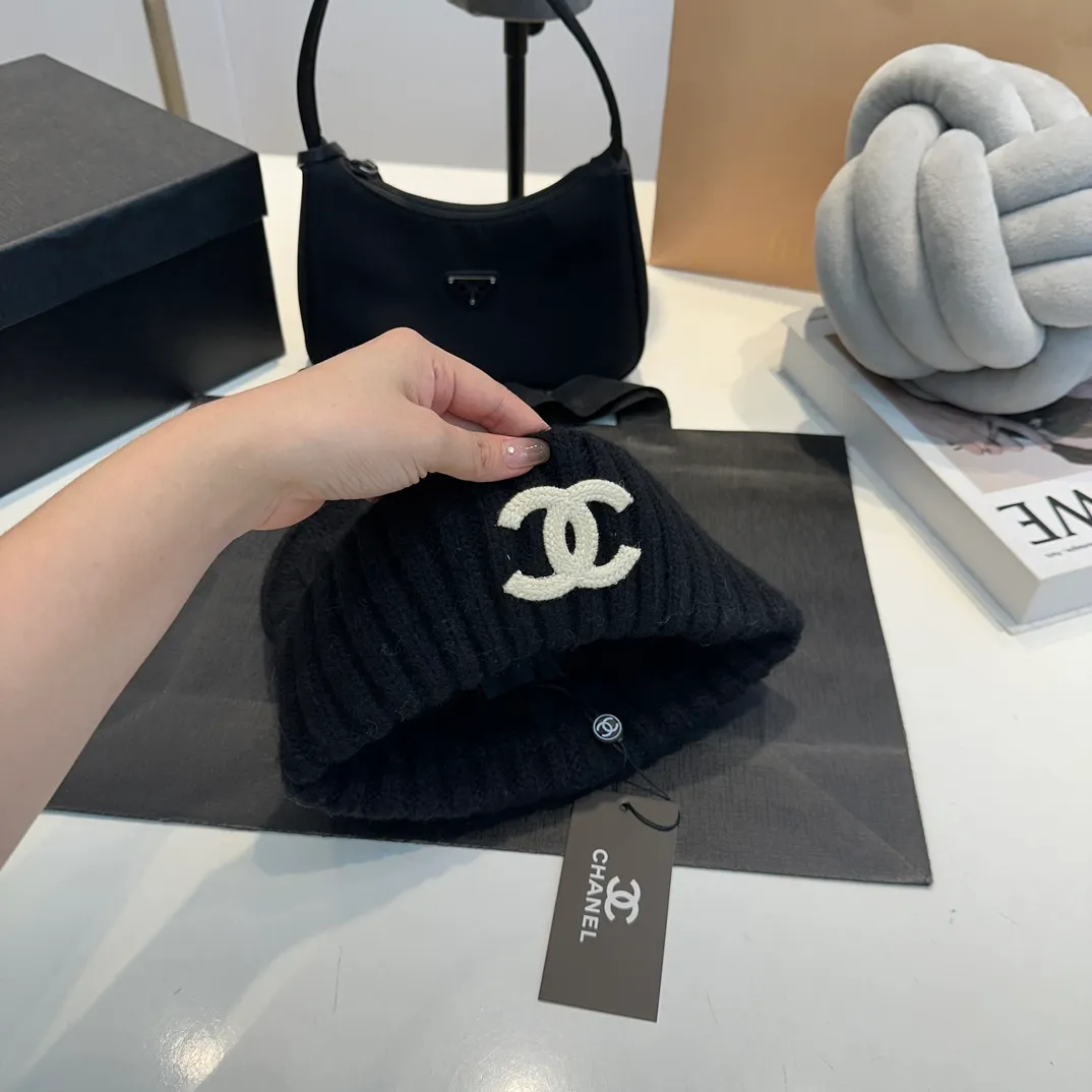 P90 CHANEL Chanel Orphan Fur Ball Autumn and Winter New Big Brand Wool Knitted Beanie One-size-fits-all, complete with tags ~ Very easy to match when out on the street!