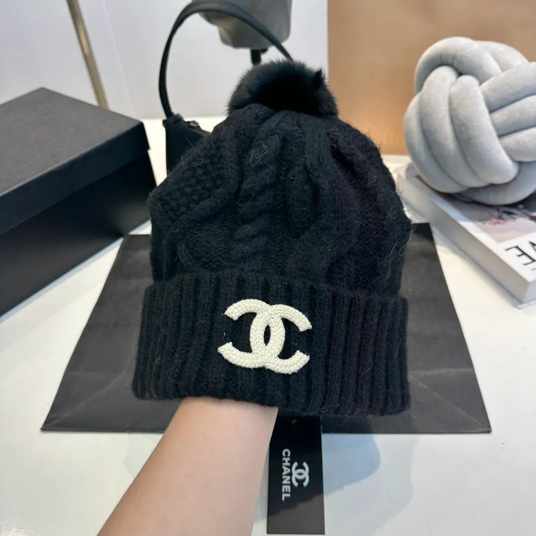 P90 CHANEL Chanel Orphan Fur Ball Autumn and Winter New Big Brand Wool Knitted Beanie One-size-fits-all, complete with tags ~ Very easy to match when out on the street!