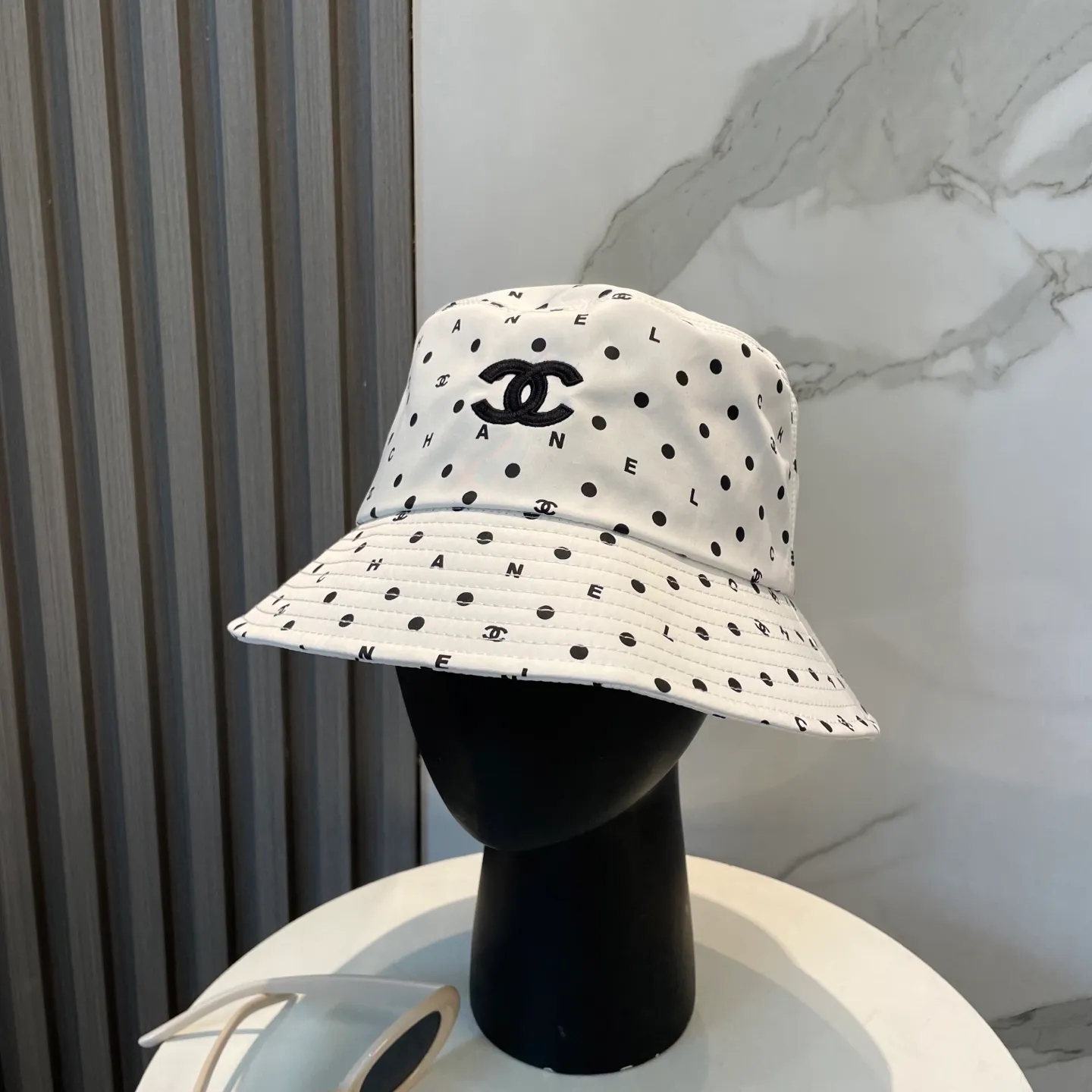 P90 CHANEL Chanel] New high version simple embroidered logo bucket hat. New model shipped. Big brand style is super easy to match. Hurry up and get it.