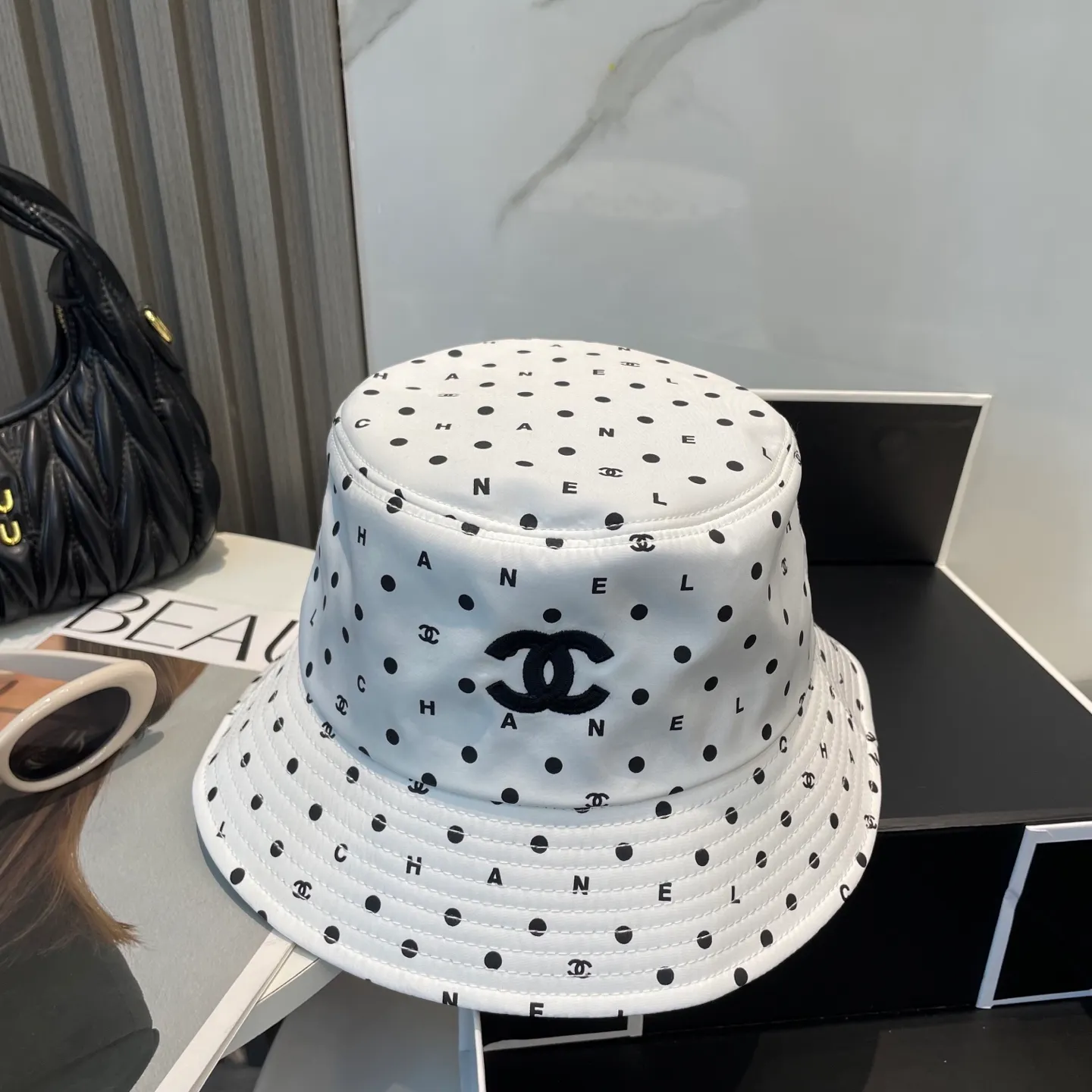 P90 CHANEL Chanel] New high version simple embroidered logo bucket hat. New model shipped. Big brand style is super easy to match. Hurry up and get it.