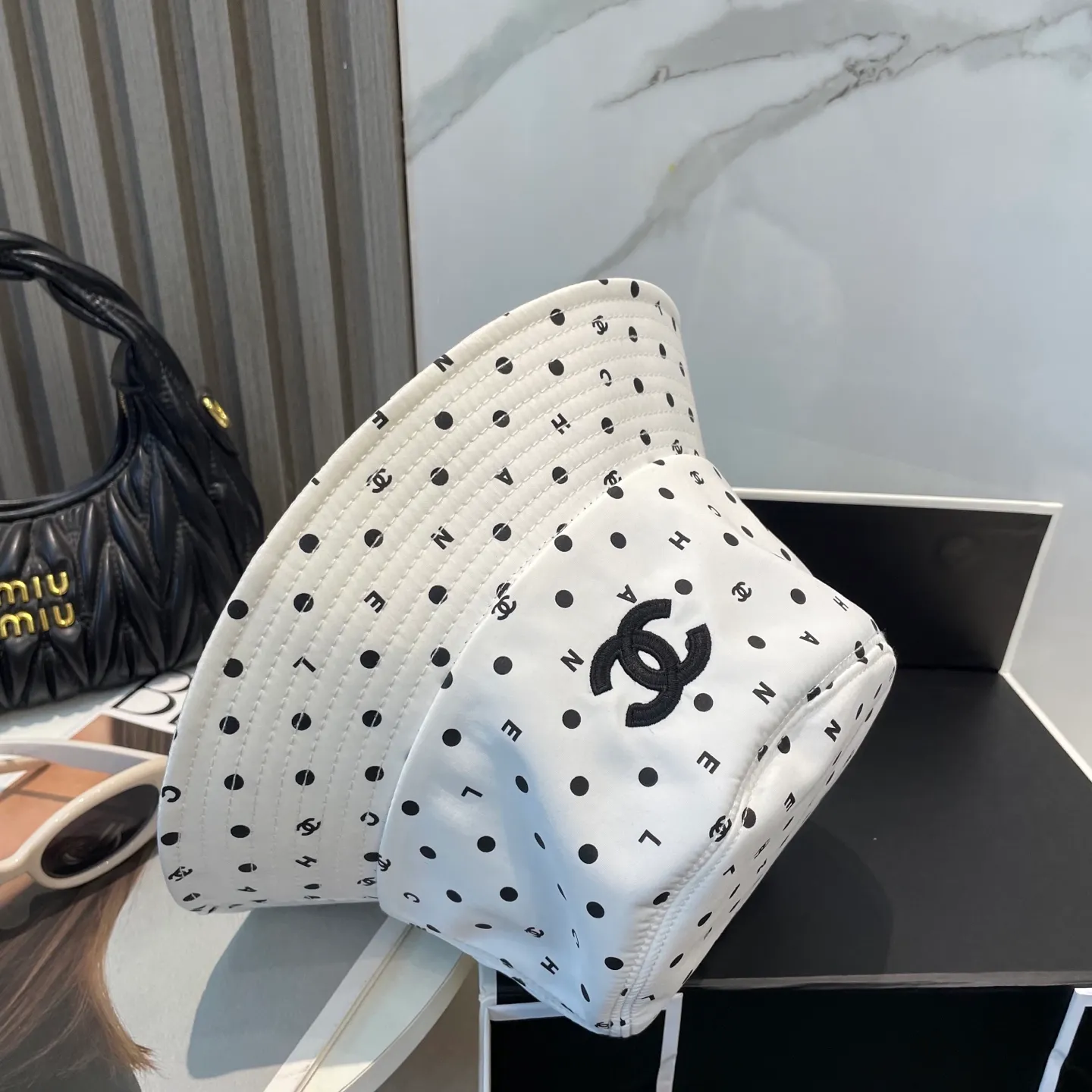 P90 CHANEL Chanel] New high version simple embroidered logo bucket hat. New model shipped. Big brand style is super easy to match. Hurry up and get it.