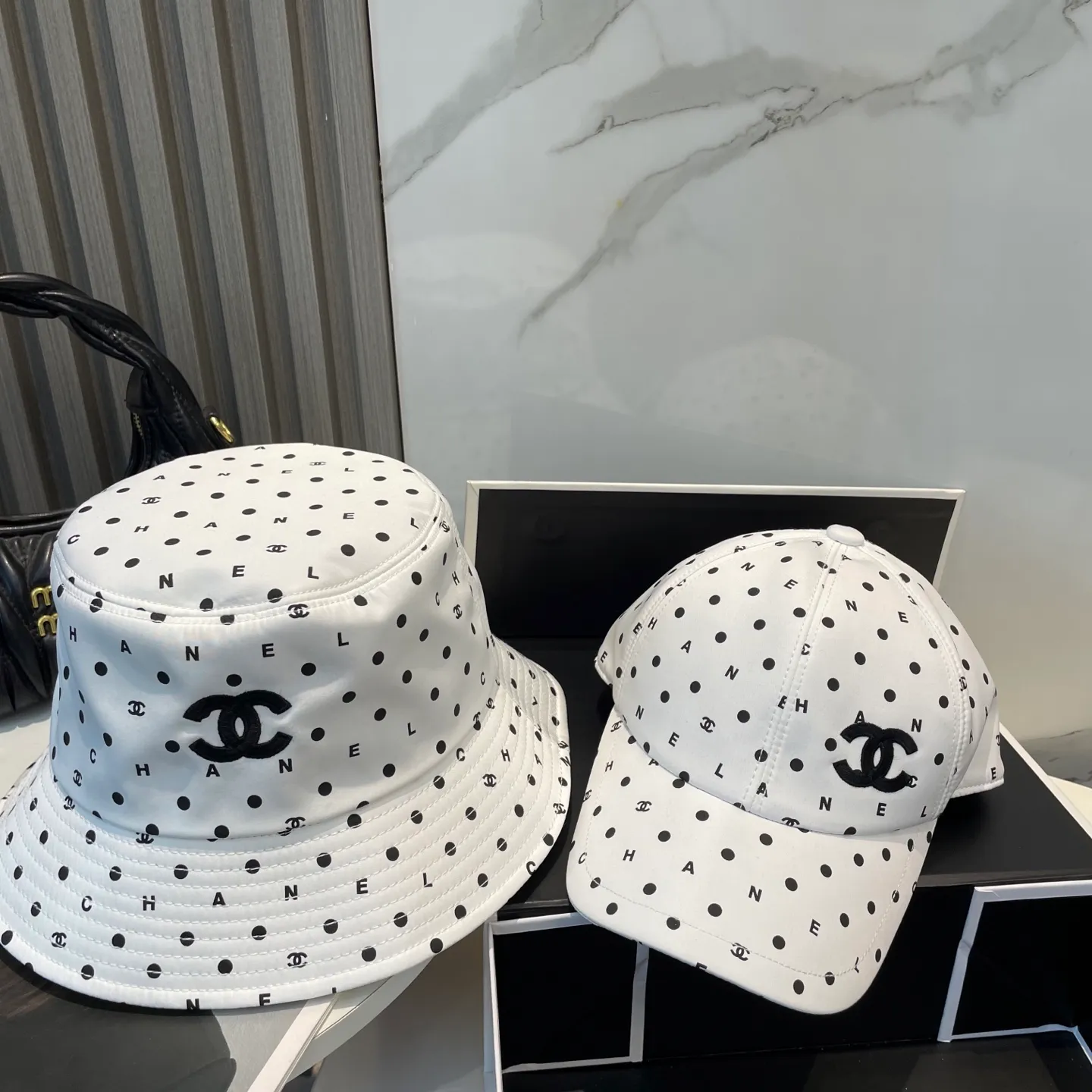 P90 CHANEL Chanel] New high version simple embroidered logo bucket hat. New model shipped. Big brand style is super easy to match. Hurry up and get it.