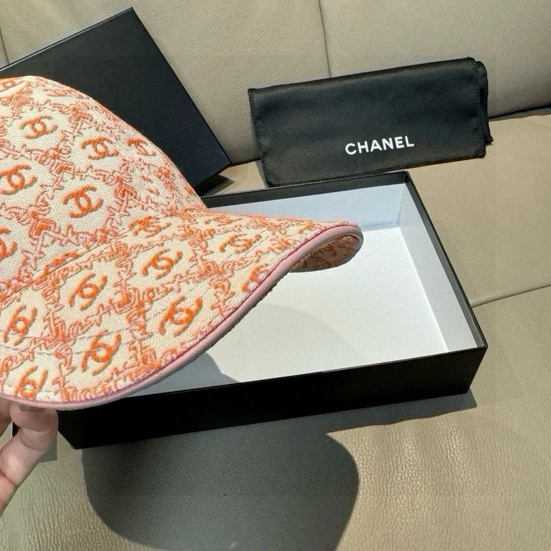 p90 new model shipped!   , Chanel (Chanel) new original baseball cap, small double C jacquard, 1:1 mold opening and customization at the counter, original canvas fabric + first layer of cowhide, light and breathable! The quality is great, the basic head circumference is 56cm, and the patch is adjustable.