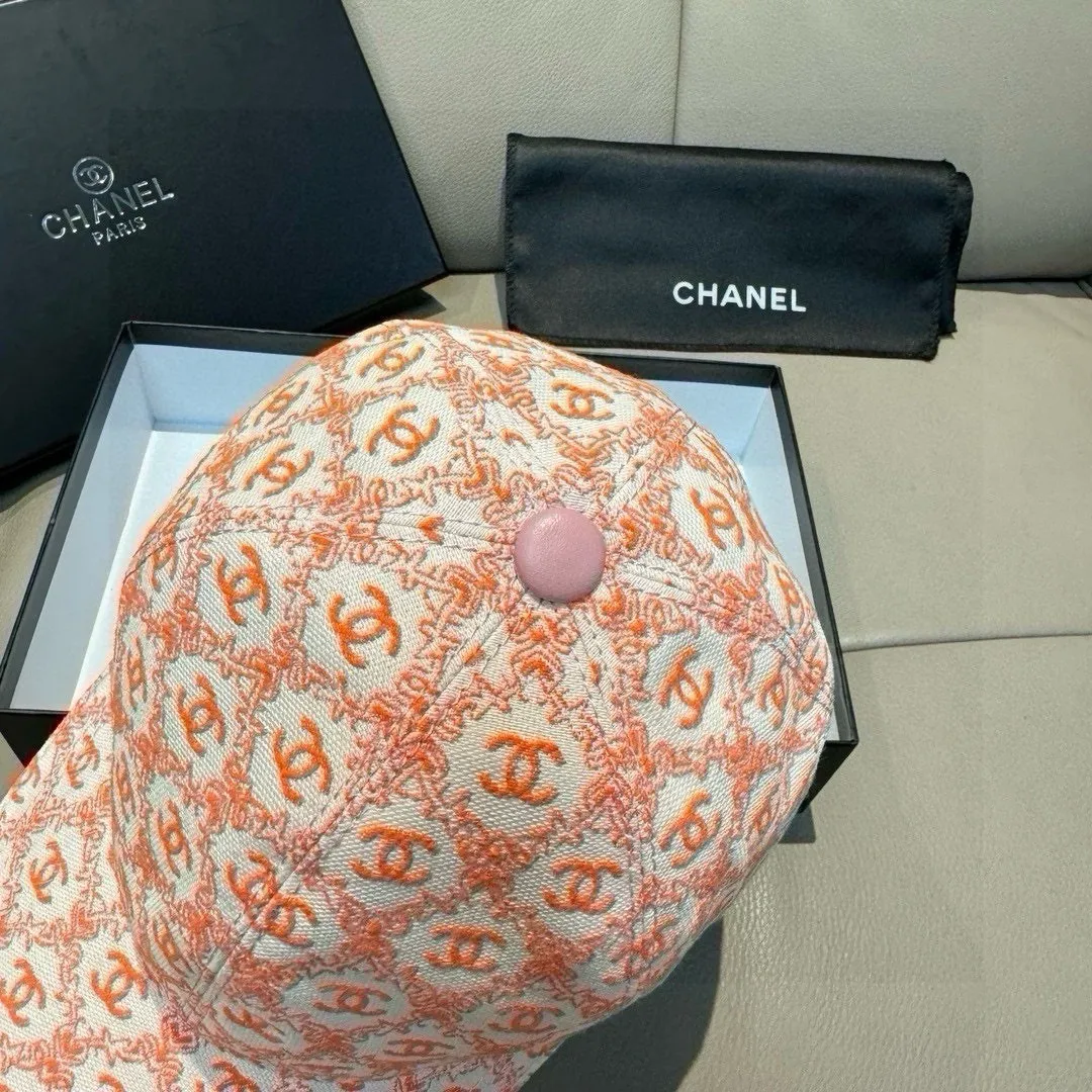 p90 new model shipped!   , Chanel (Chanel) new original baseball cap, small double C jacquard, 1:1 mold opening and customization at the counter, original canvas fabric + first layer of cowhide, light and breathable! The quality is great, the basic head circumference is 56cm, and the patch is adjustable.