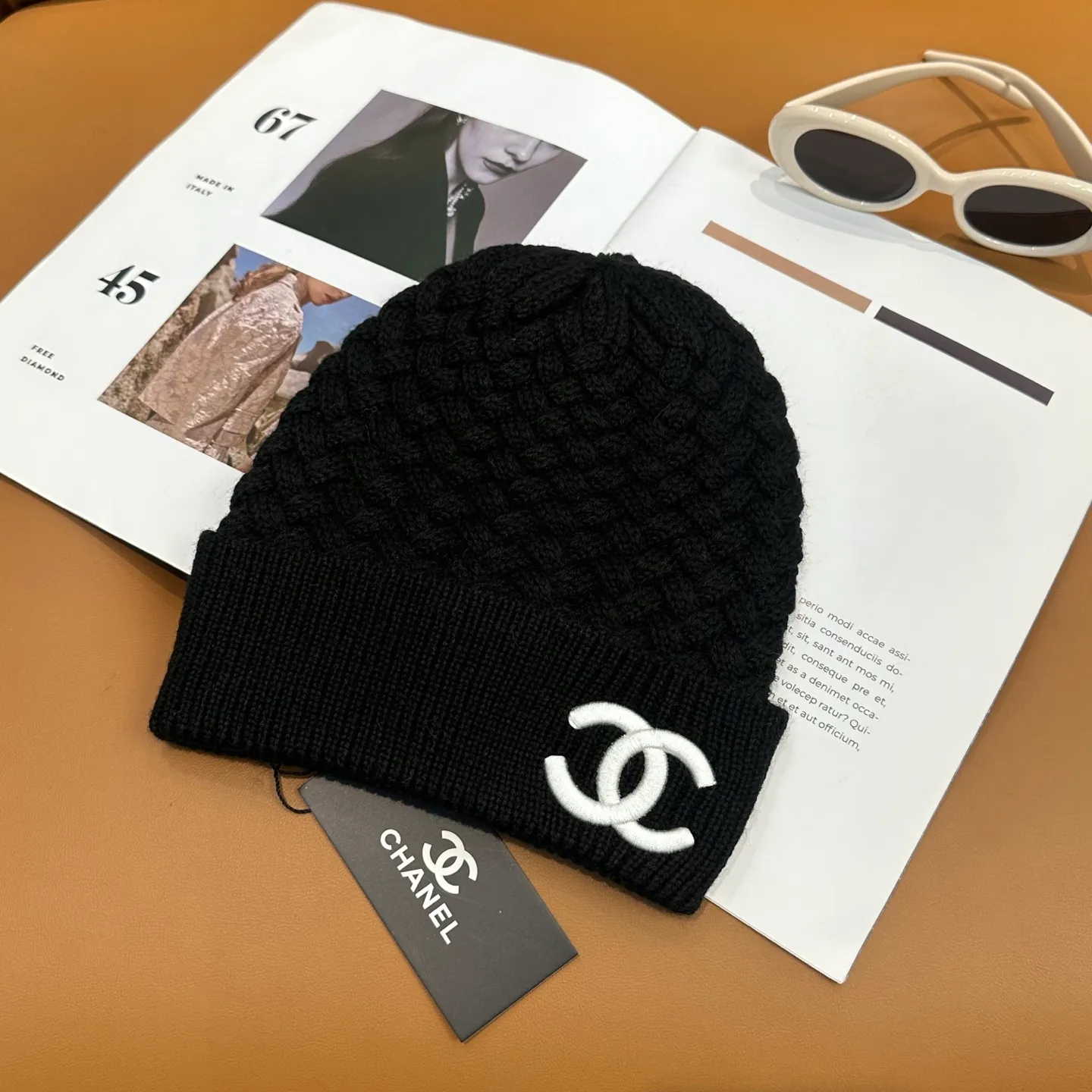 P80 Chanel official website high-quality Chanel autumn and winter knitted hat recommended by internet celebrity fashion bloggers. It hides a quiet sense of high-end. Every line is neat and generous, simple but not simple, generous and stylish. Every detail shows high-end taste, and the sense of fashion becomes more and more intriguing in the restraint.