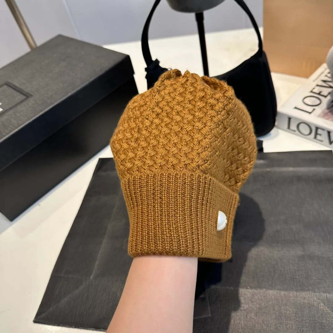P70 Chanel Chanel knitted beanie
