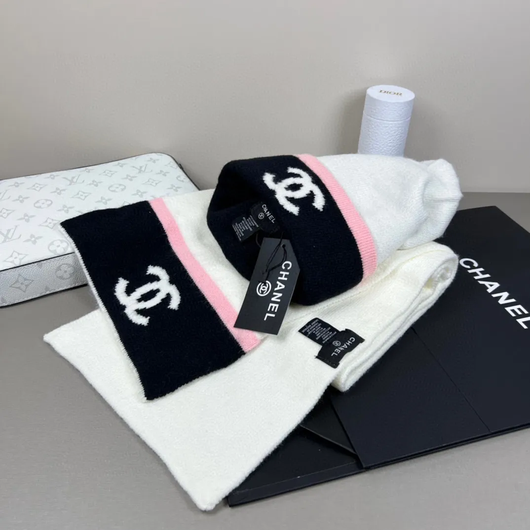 P160 CHANEL Xiaohongshu hot style, official website new classic suit hat! Hat ➕Scarf! It feels great in hand! It’s warm and super comfortable. This winter, all you need is a hat set like this. It’s warm and fashionable! Welcome to choose!!