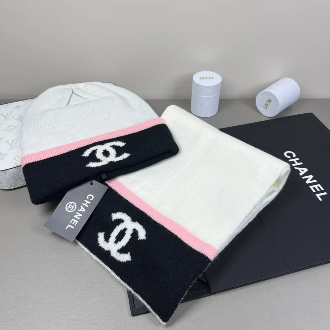 P160 CHANEL Xiaohongshu hot style, official website new classic suit hat! Hat ➕Scarf! It feels great in hand! It’s warm and super comfortable. This winter, all you need is a hat set like this. It’s warm and fashionable! Welcome to choose!!