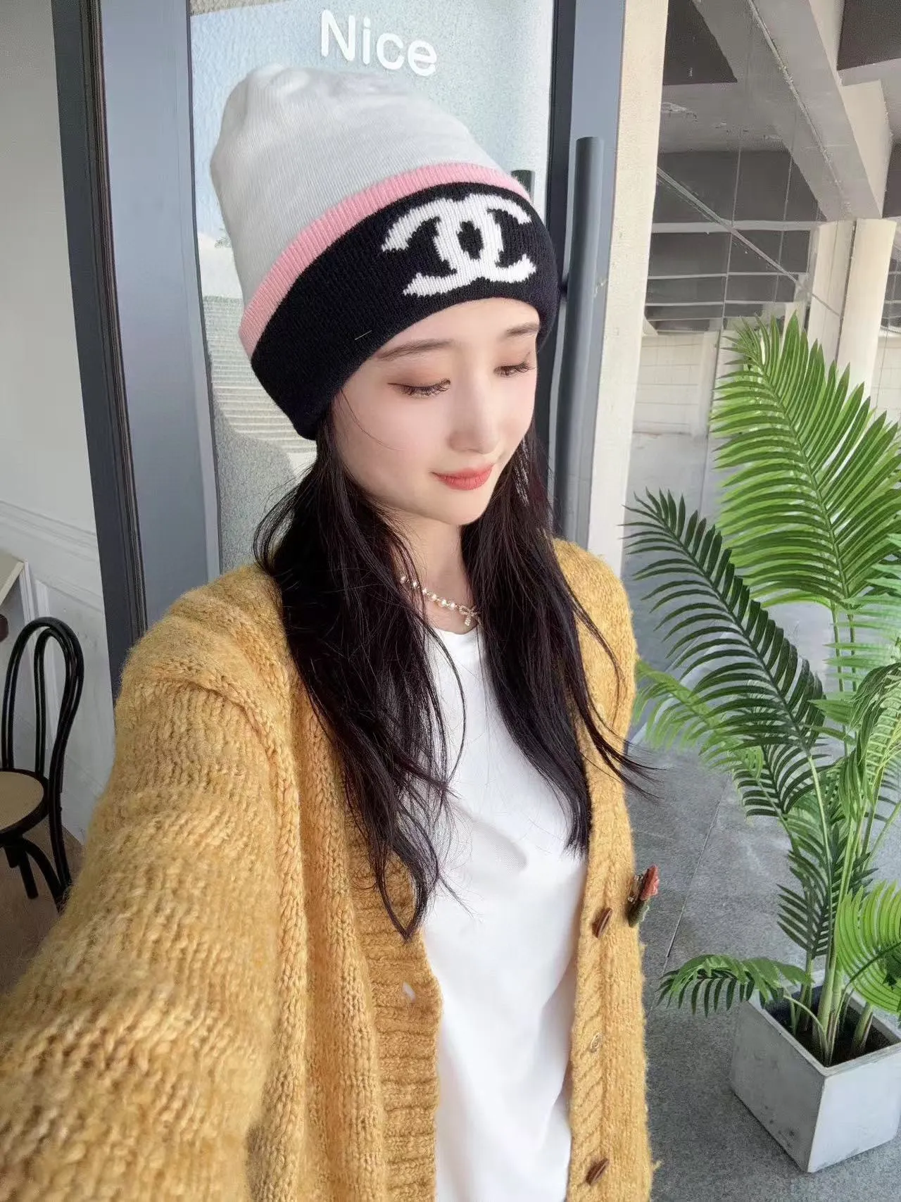 P160 CHANEL Xiaohongshu hot style, official website new classic suit hat! Hat ➕Scarf! It feels great in hand! It’s warm and super comfortable. This winter, all you need is a hat set like this. It’s warm and fashionable! Welcome to choose!!