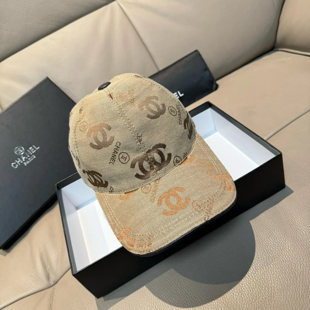 p90., Chanel (Chanel) classic original baseball cap, classic double C, 1:1 mold opening and customization at the counter, original canvas fabric + first layer of cowhide, light and breathable! The quality is great, the basic head circumference is 56cm, and the patch is adjustable.