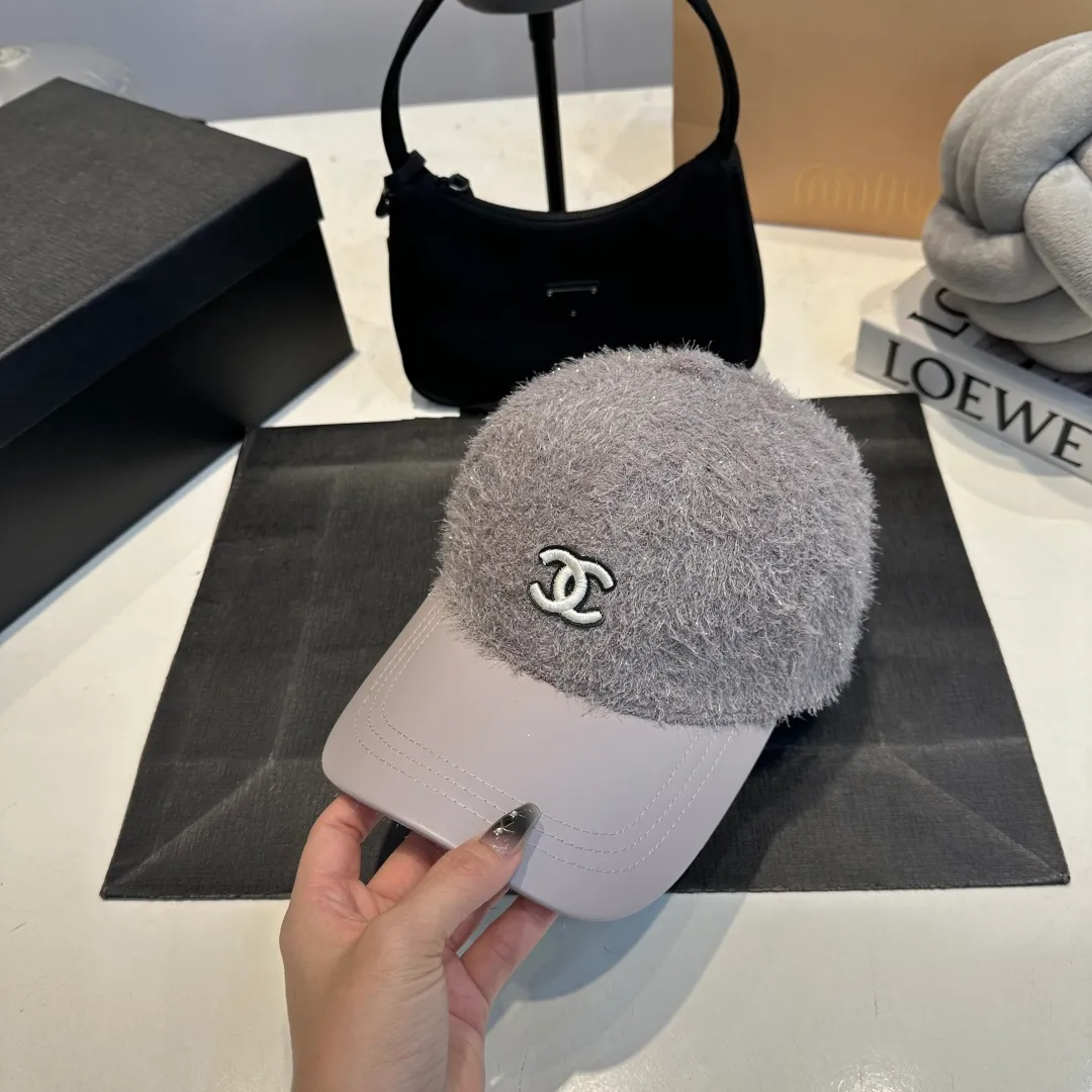 P60 CHANEL Chanel's new autumn and winter small fragrance style baseball cap🧢, the big brand model is super easy to match, one that you can wear with your eyes closed