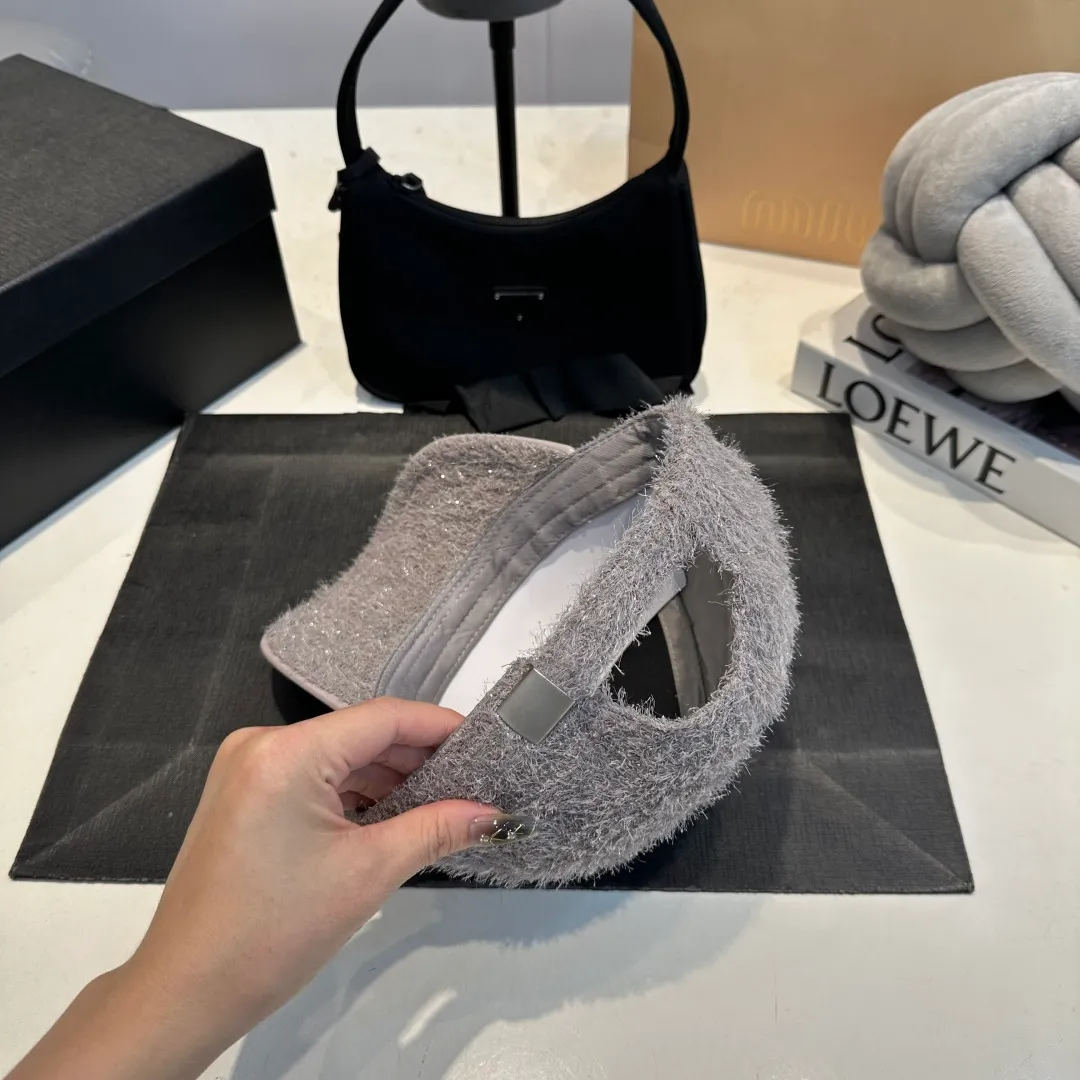 P60 CHANEL Chanel's new autumn and winter small fragrance style baseball cap🧢, the big brand model is super easy to match, one that you can wear with your eyes closed