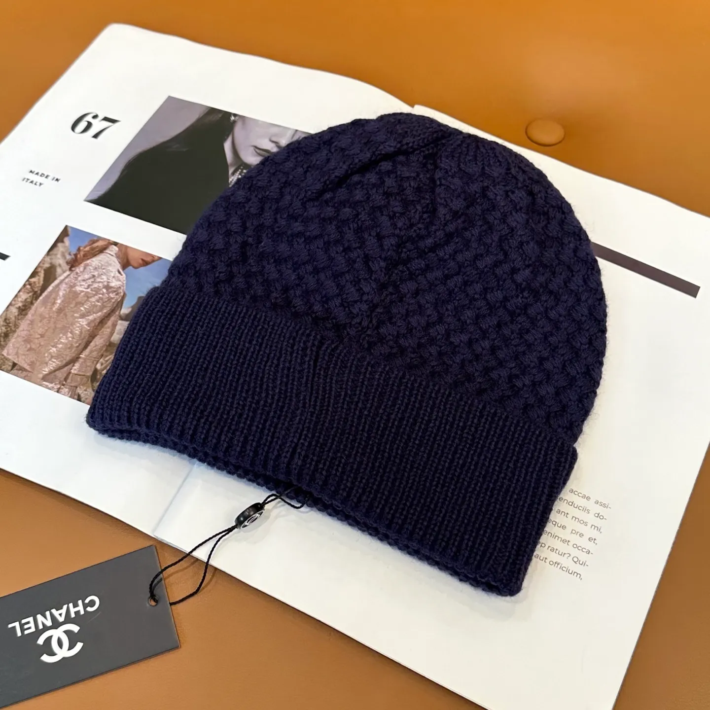 P70 Chanel official website quality Chanel autumn and winter fashion blogger recommended knitted hat, which hides a quiet sense of luxury. Every line is neat and generous, simple but not simple, generous and stylish. Every detail shows high-end taste, and the sense of fashion becomes more and more intriguing in the restraint.