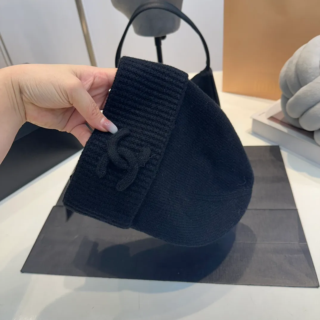 P60 Chanel official website quality Chanel autumn and winter woolen hat recommended by Internet celebrity fashion bloggers, Xiaohongshu hot style, super soft and comfortable knitted woolen hat with excellent elasticity!
